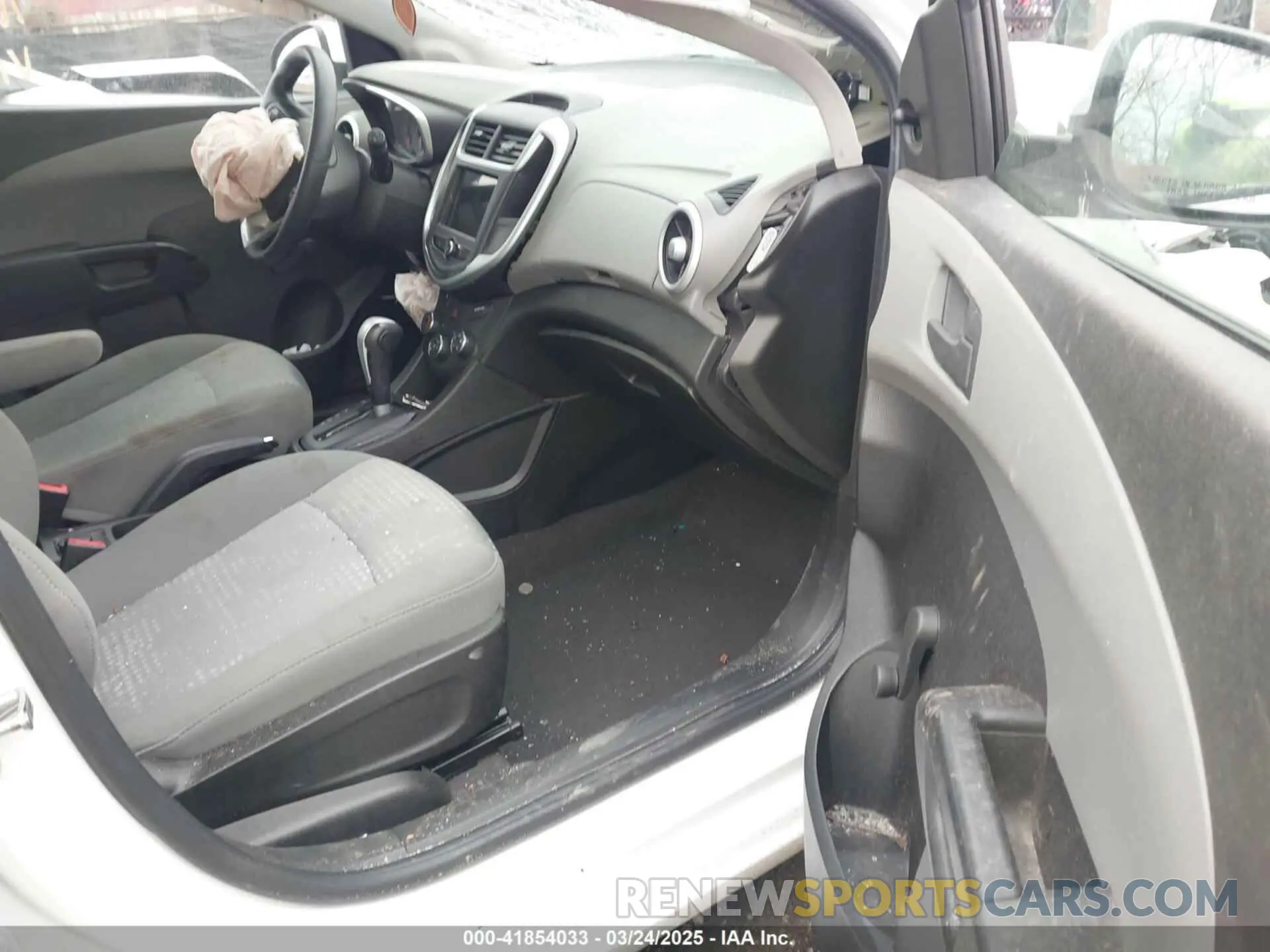 5 fotografías del automóvil dañado 1G1JG6SB9K4122121 CHEVROLET SONIC 2019