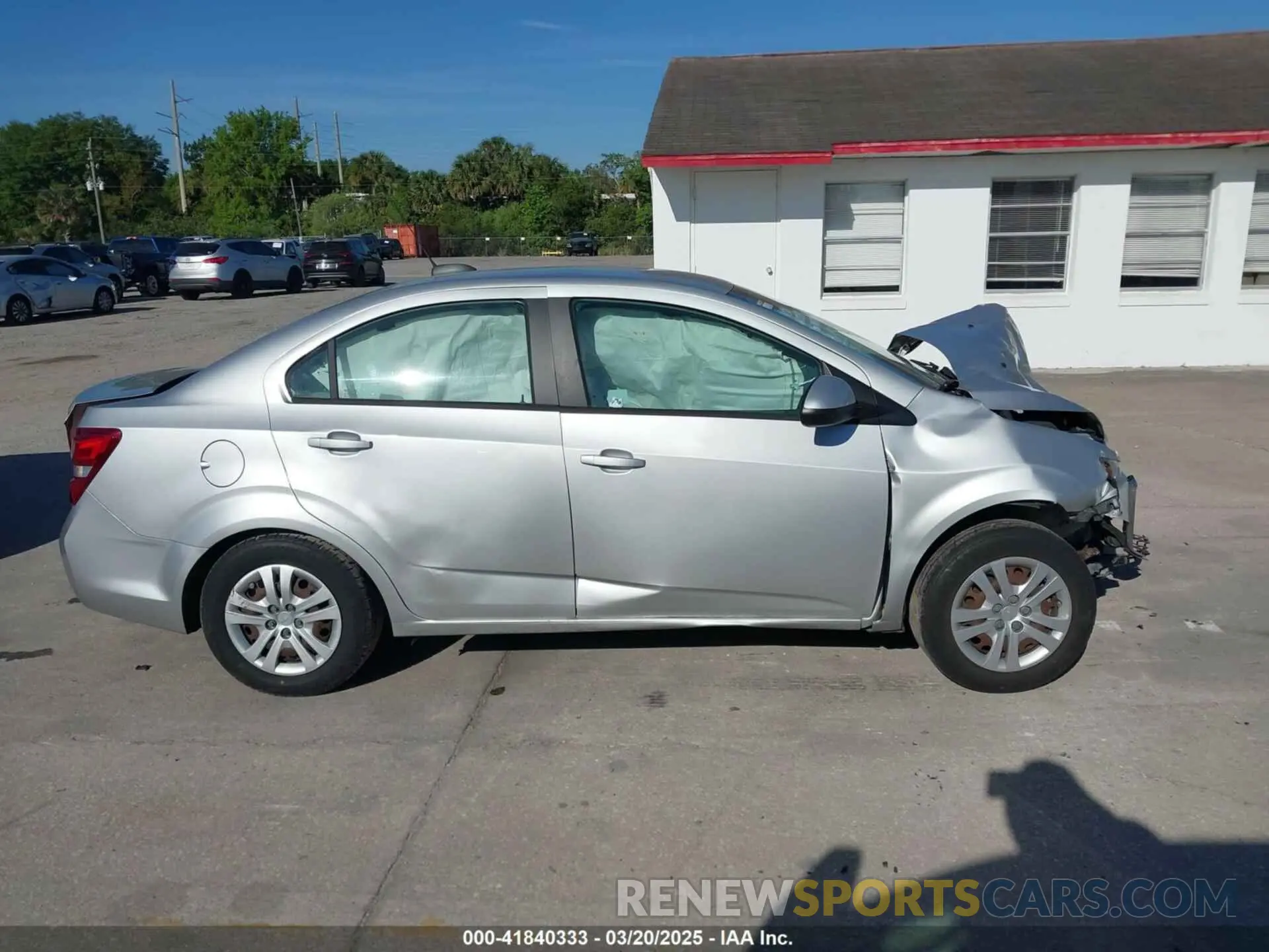 14 fotografías del automóvil dañado 1G1JB5SB0L4100812 CHEVROLET SONIC 2020