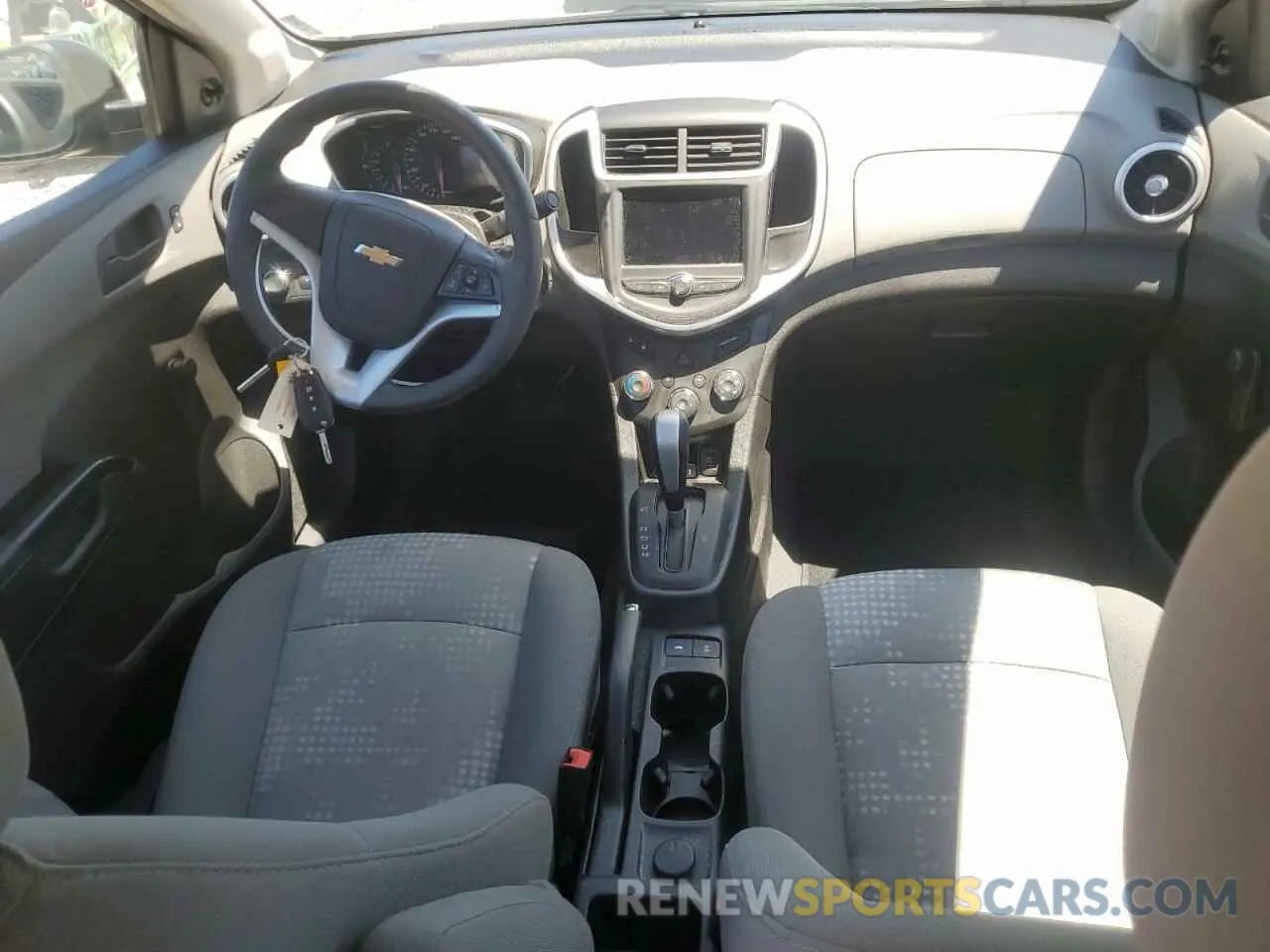 8 fotografías del automóvil dañado 1G1JB5SB7L4107997 CHEVROLET SONIC 2020