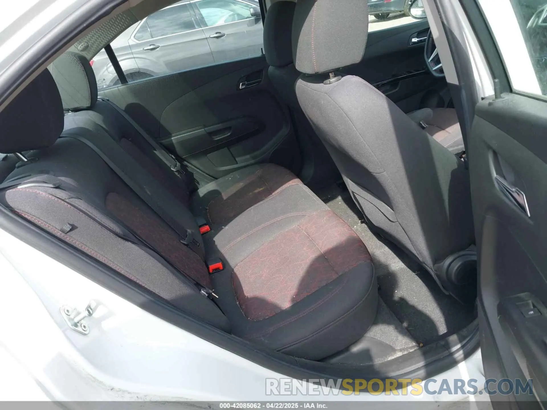 8 fotografías del automóvil dañado 1G1JD5SB6L4100503 CHEVROLET SONIC 2020