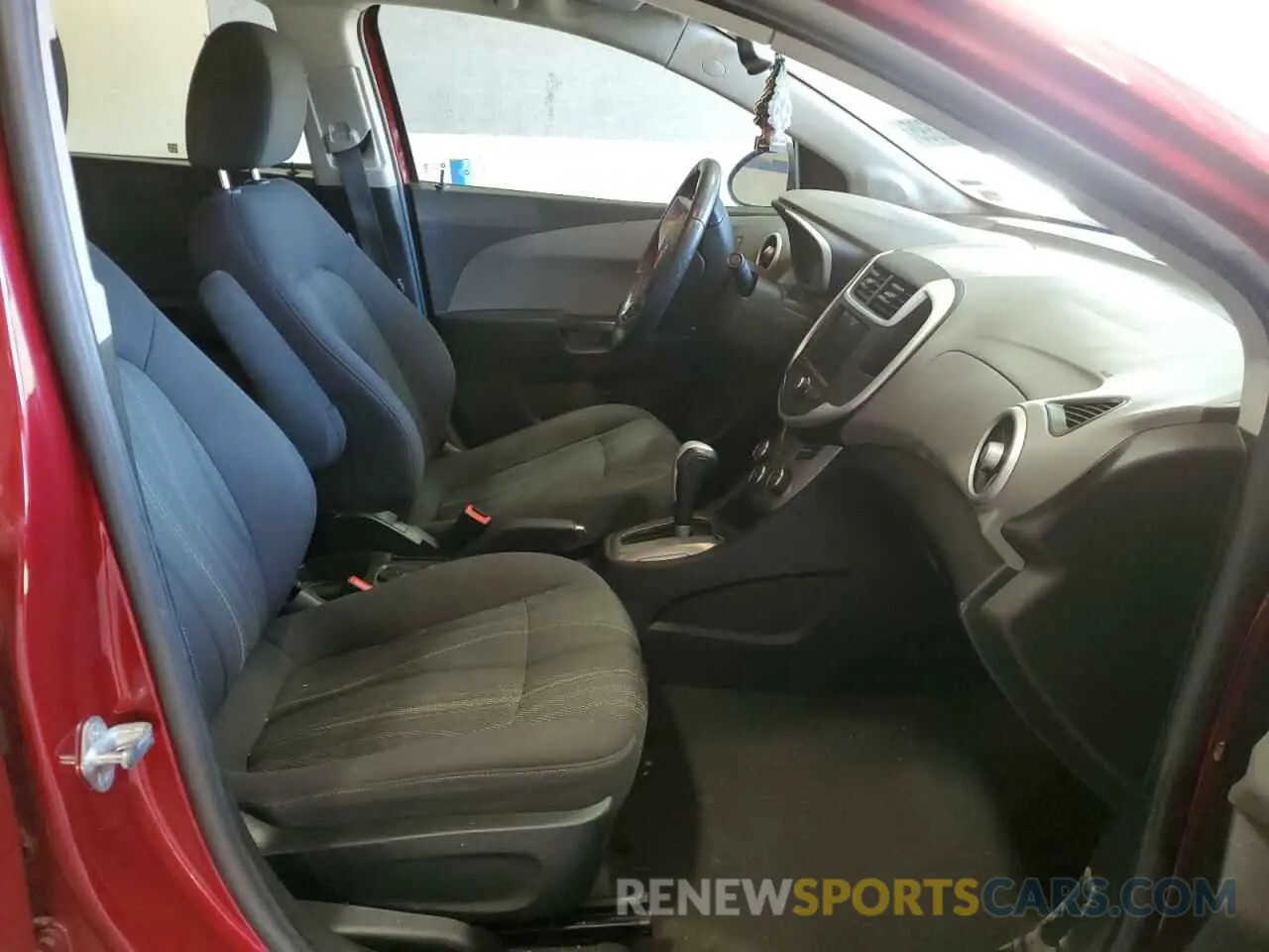 7 fotografías del automóvil dañado 1G1JD5SB8L4104830 CHEVROLET SONIC 2020
