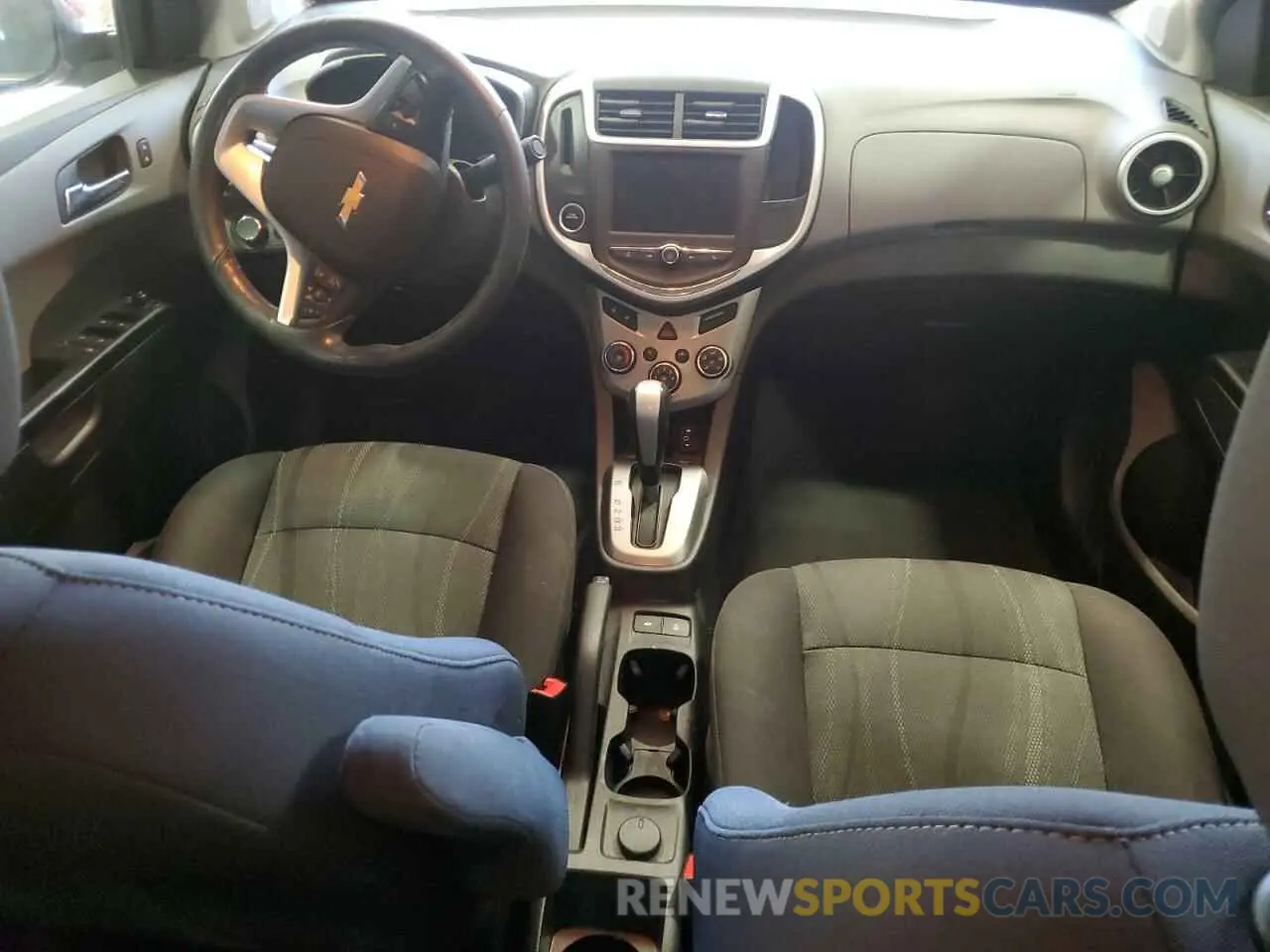 8 fotografías del automóvil dañado 1G1JD5SB8L4104830 CHEVROLET SONIC 2020