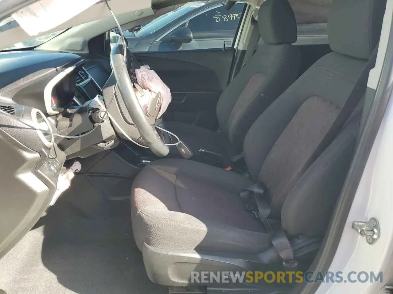 7 fotografías del automóvil dañado 1G1JD6SB2L4100309 CHEVROLET SONIC 2020