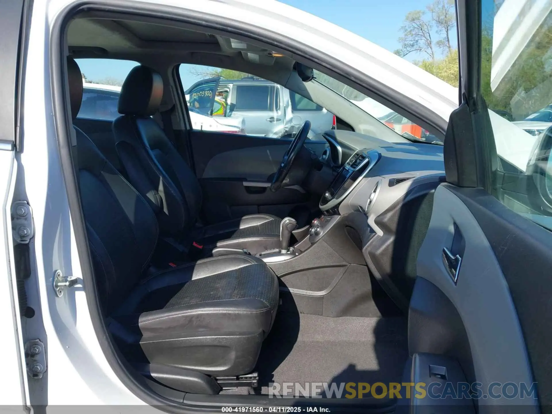 5 fotografías del automóvil dañado 1G1JF5SB5L4119280 CHEVROLET SONIC 2020