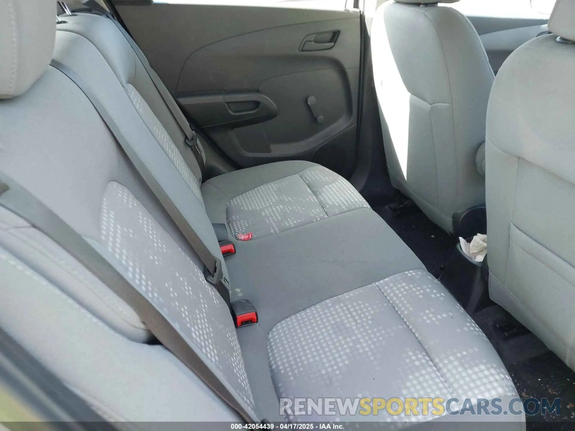 8 fotografías del automóvil dañado 1G1JG6SB7L4123754 CHEVROLET SONIC 2020