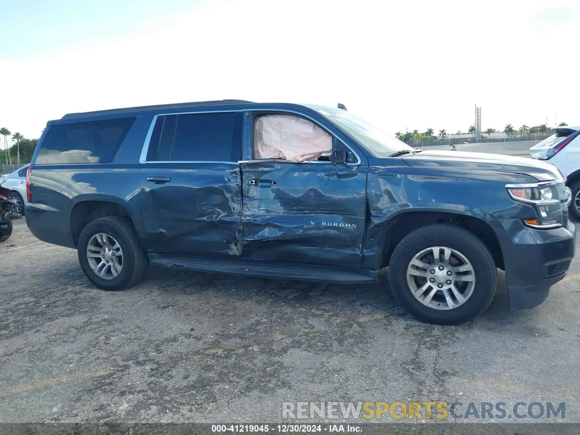 13 fotografías del automóvil dañado 1GNSCGKC4KR269818 CHEVROLET SUBURBAN 2019
