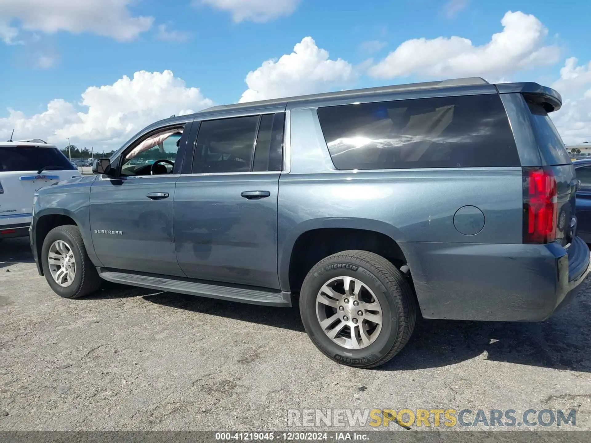 14 fotografías del automóvil dañado 1GNSCGKC4KR269818 CHEVROLET SUBURBAN 2019