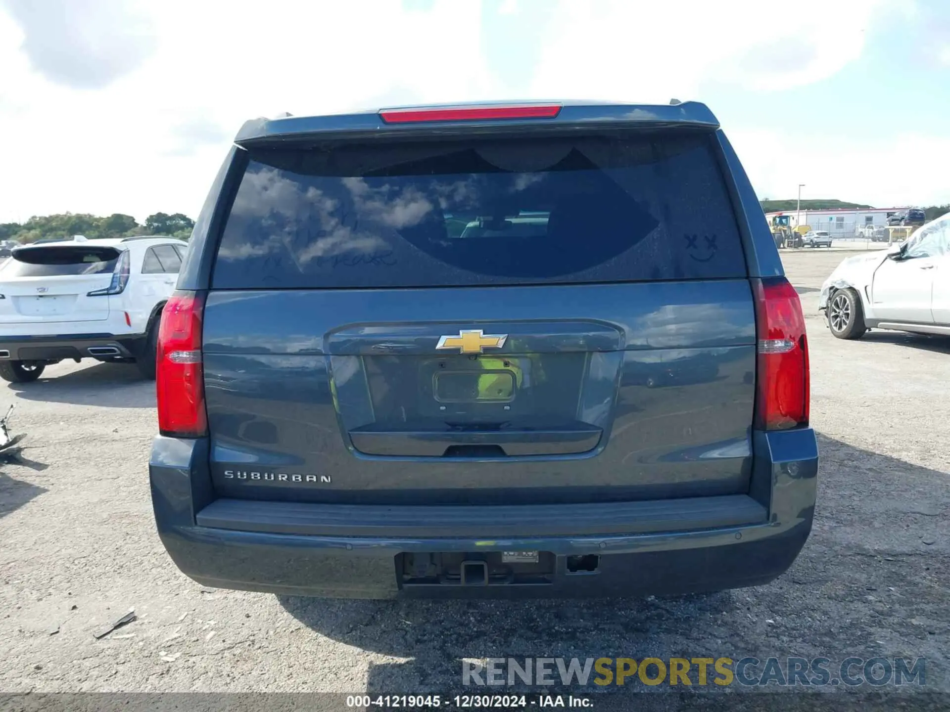 16 fotografías del automóvil dañado 1GNSCGKC4KR269818 CHEVROLET SUBURBAN 2019