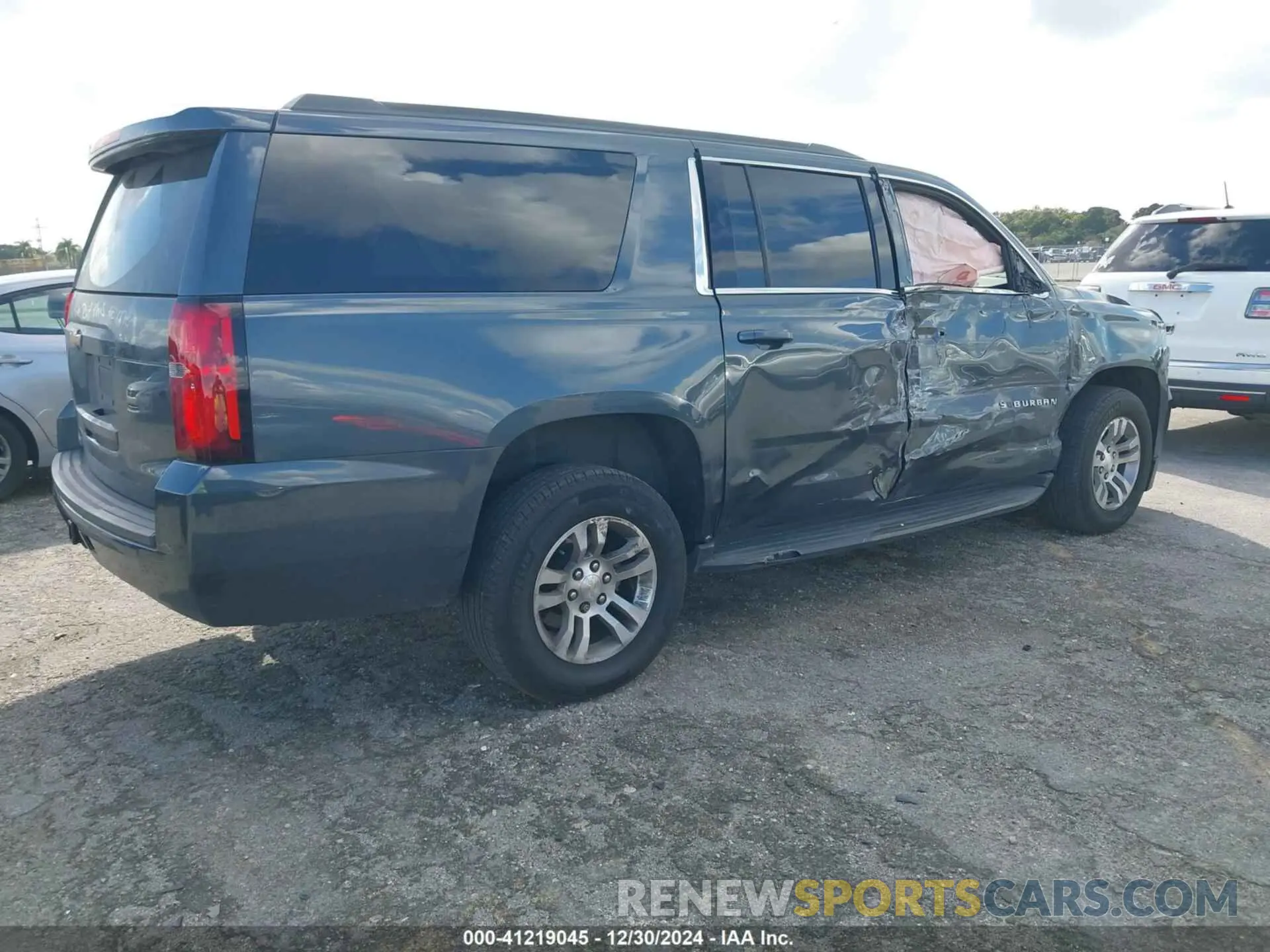 4 fotografías del automóvil dañado 1GNSCGKC4KR269818 CHEVROLET SUBURBAN 2019