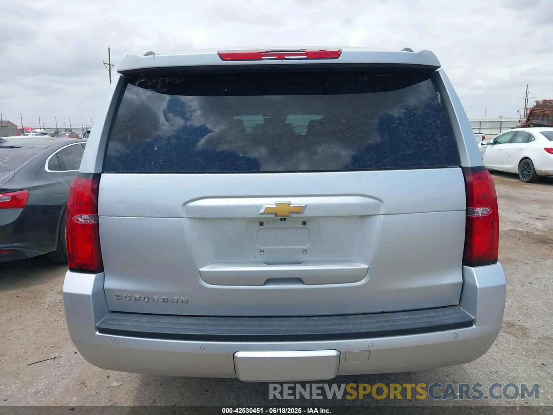 16 fotografías del automóvil dañado 1GNSCHKC0KR380047 CHEVROLET SUBURBAN 2019