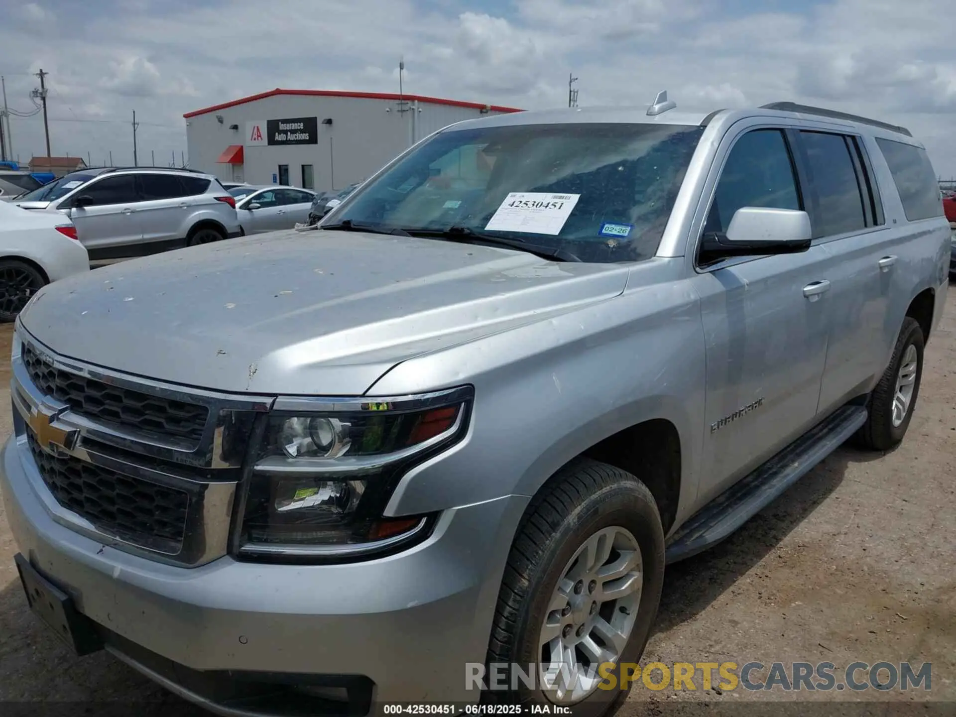 2 fotografías del automóvil dañado 1GNSCHKC0KR380047 CHEVROLET SUBURBAN 2019