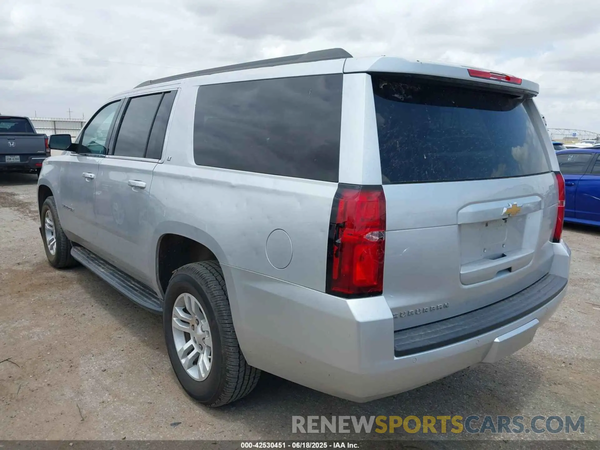3 fotografías del automóvil dañado 1GNSCHKC0KR380047 CHEVROLET SUBURBAN 2019