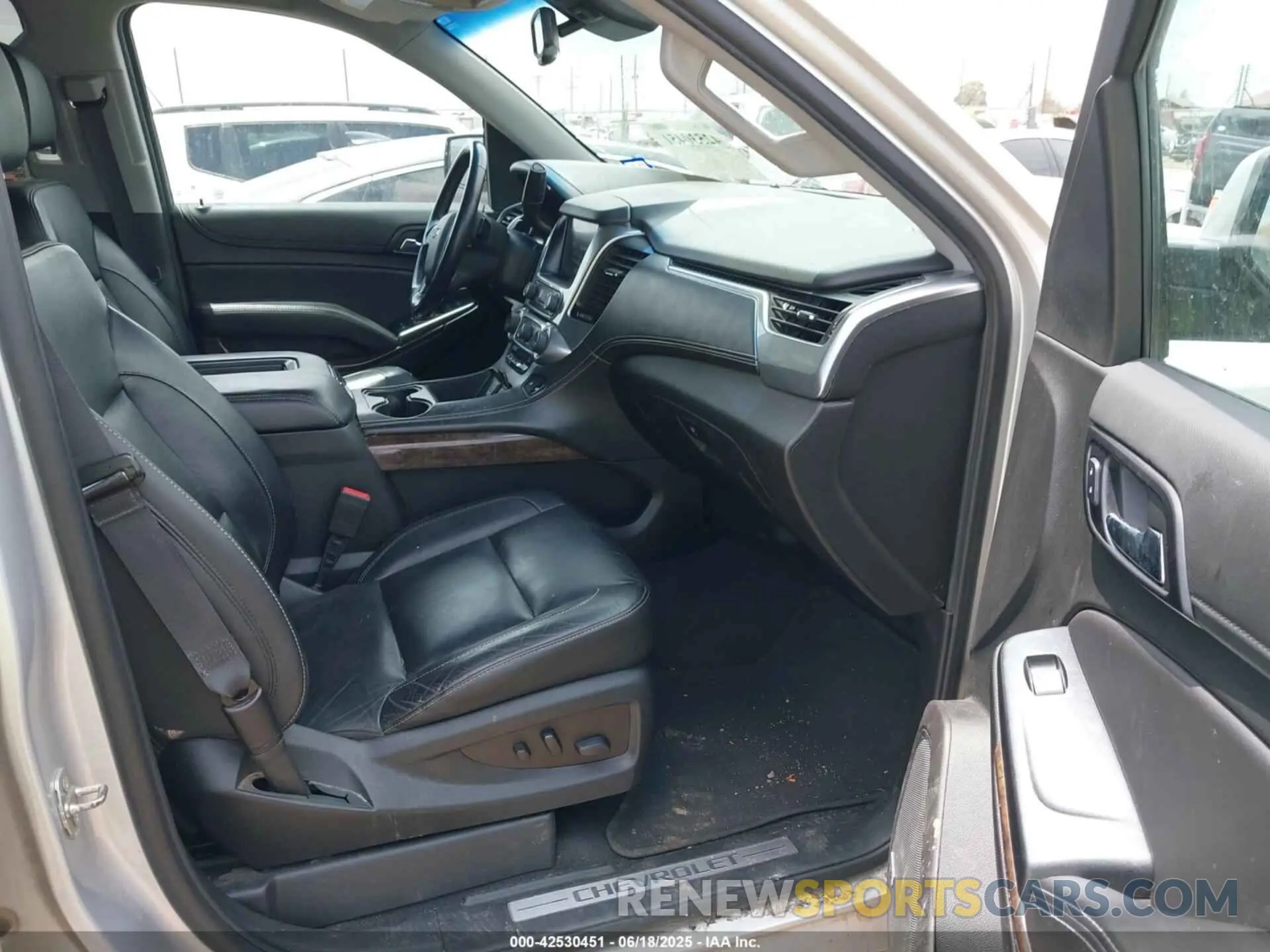 5 fotografías del automóvil dañado 1GNSCHKC0KR380047 CHEVROLET SUBURBAN 2019