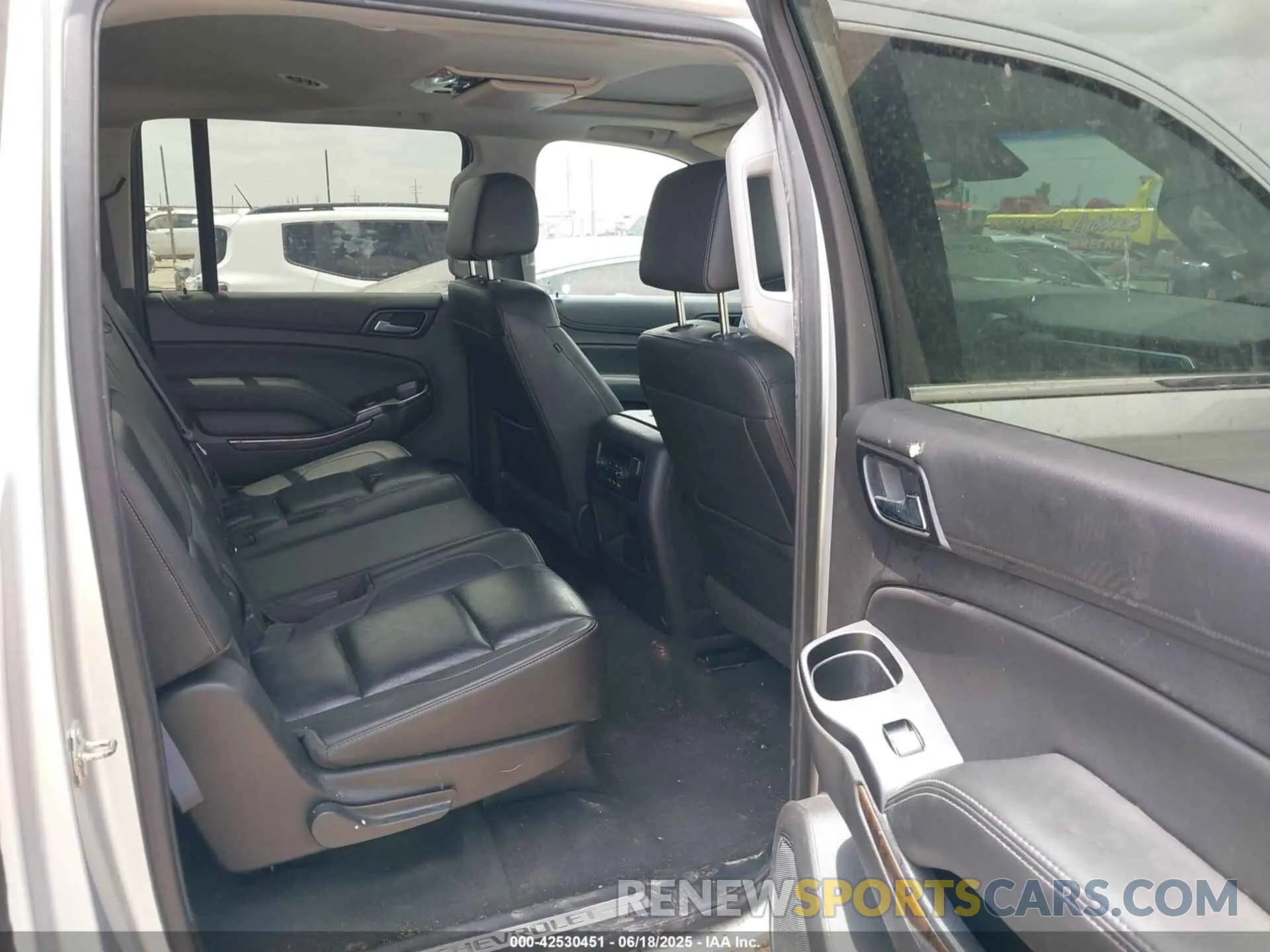 8 fotografías del automóvil dañado 1GNSCHKC0KR380047 CHEVROLET SUBURBAN 2019