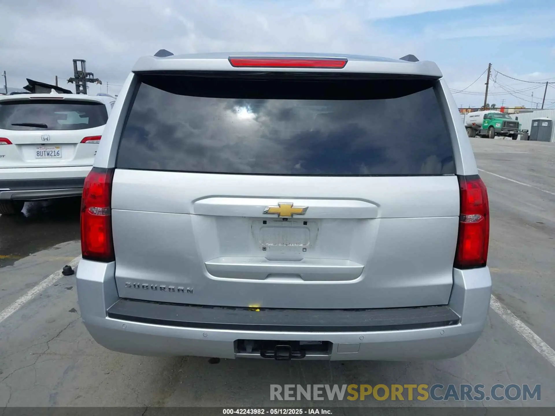 16 fotografías del automóvil dañado 1GNSCHKC8KR172885 CHEVROLET SUBURBAN 2019