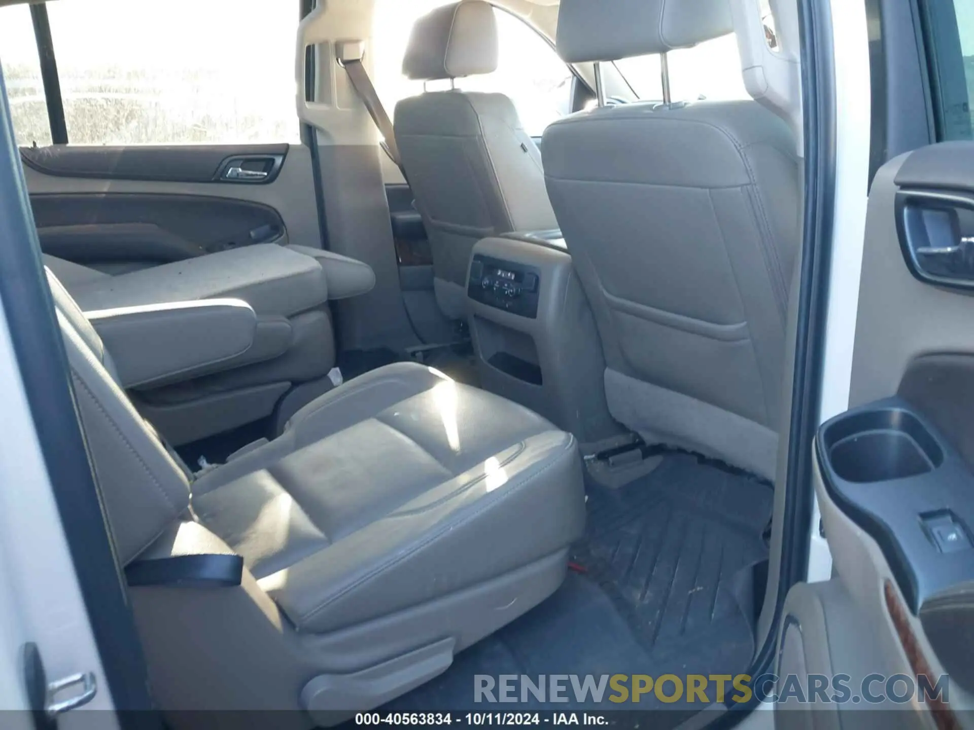8 fotografías del automóvil dañado 1GNSCJKC0KR293658 CHEVROLET SUBURBAN 2019