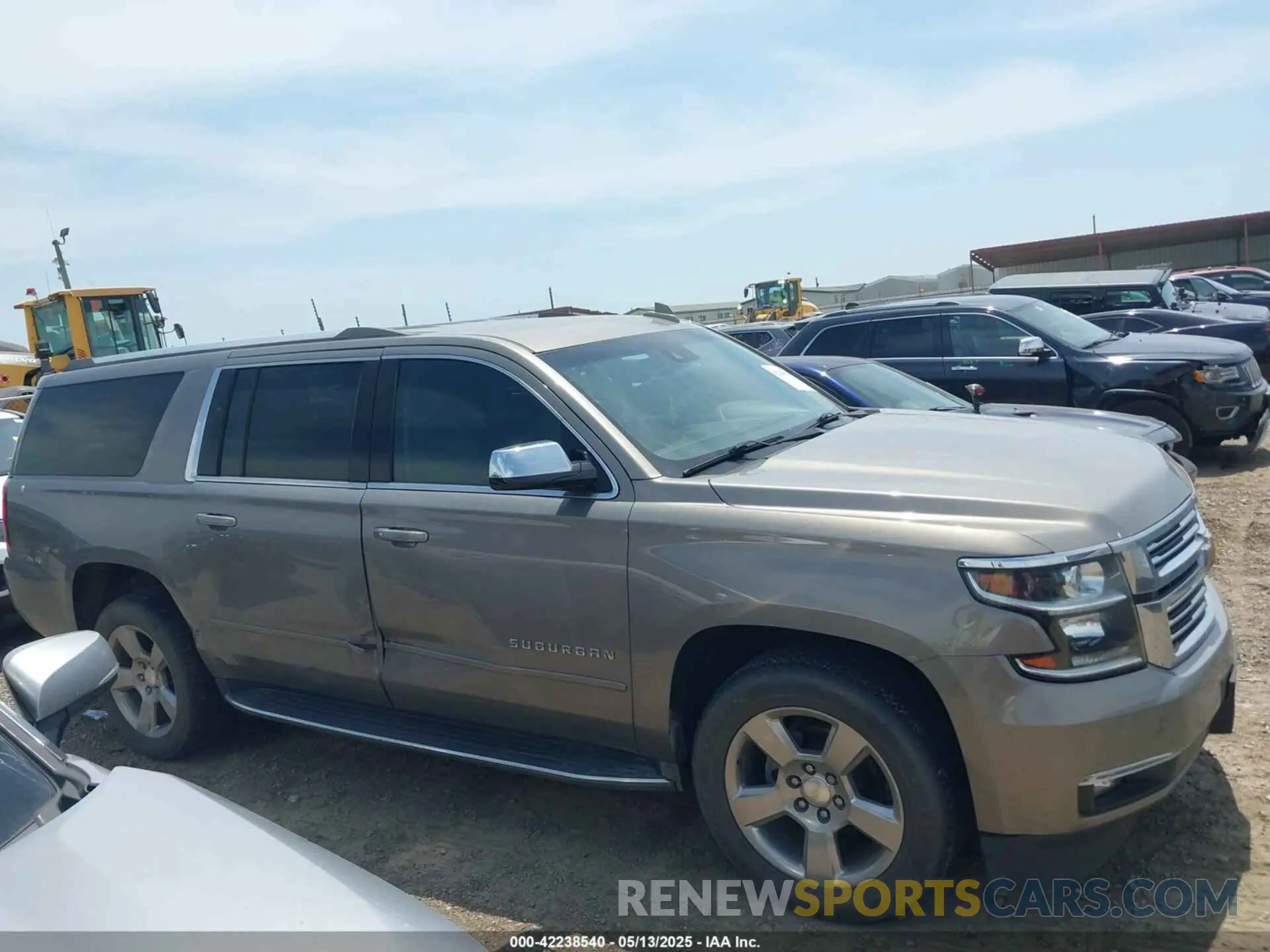 14 fotografías del automóvil dañado 1GNSCJKC9KR264210 CHEVROLET SUBURBAN 2019