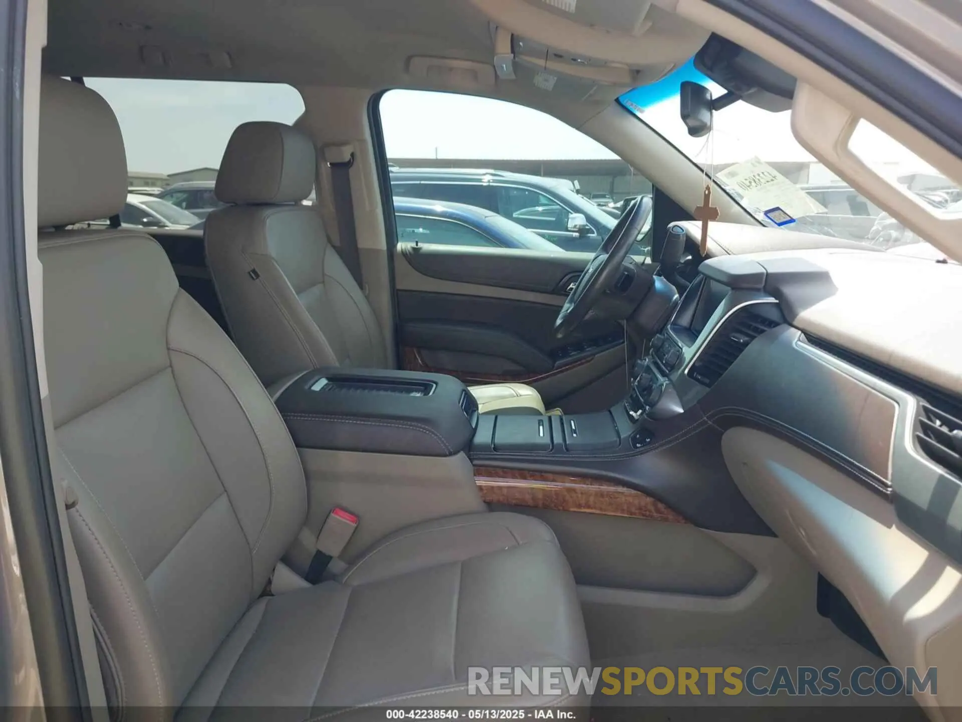 5 fotografías del automóvil dañado 1GNSCJKC9KR264210 CHEVROLET SUBURBAN 2019