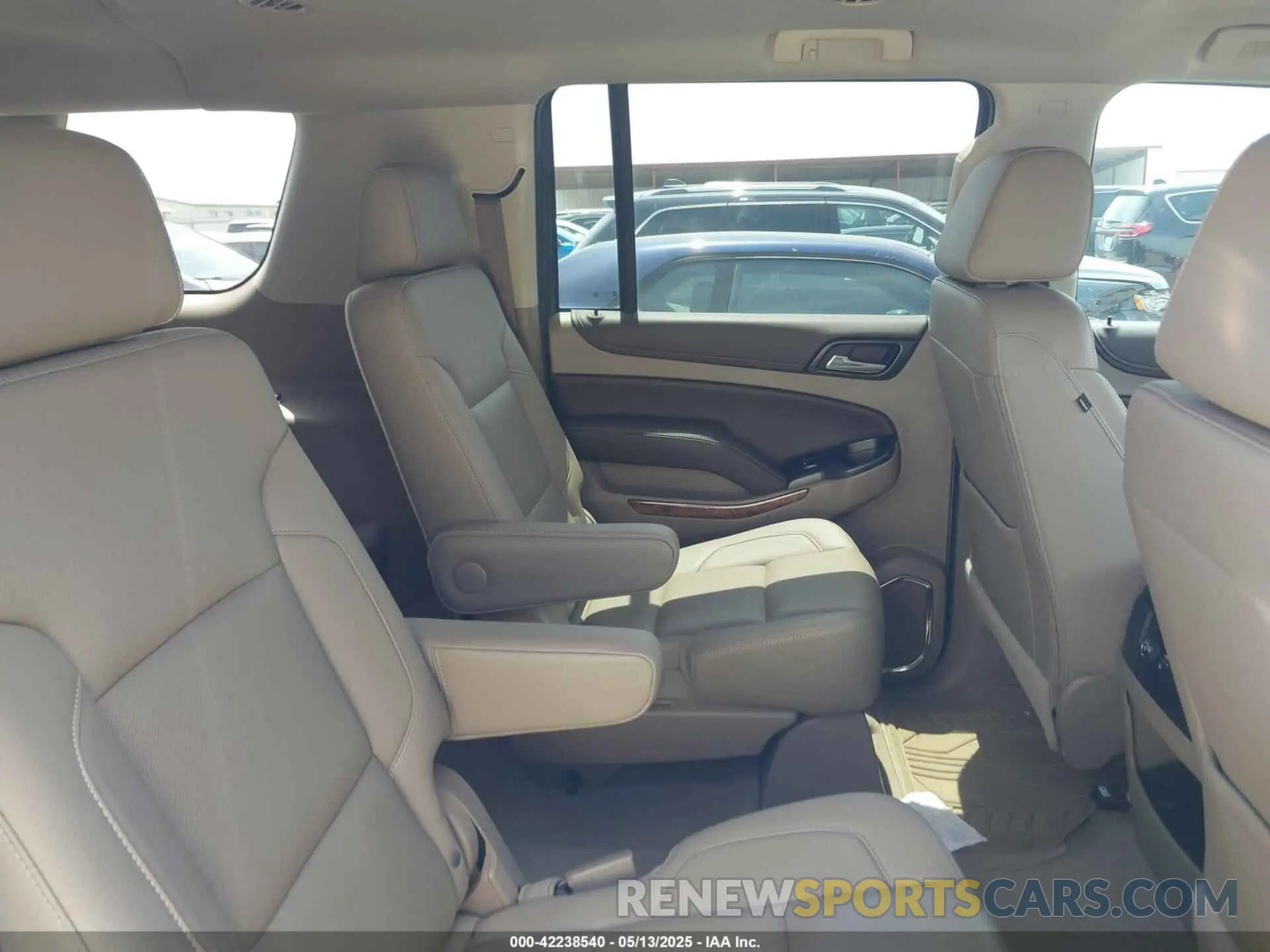 8 fotografías del automóvil dañado 1GNSCJKC9KR264210 CHEVROLET SUBURBAN 2019