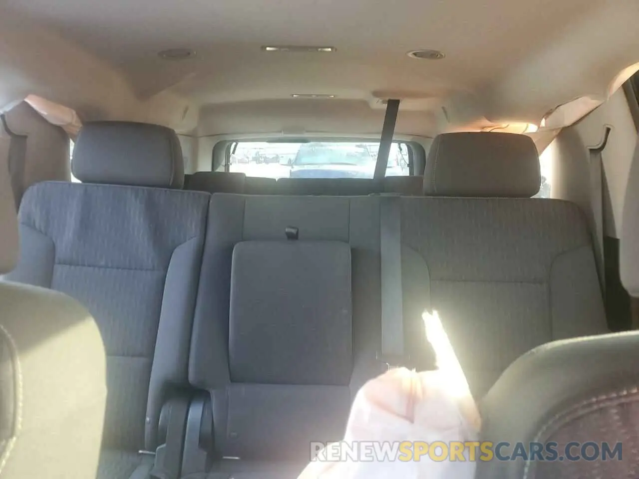 10 fotografías del automóvil dañado 1GNSKGKC3KR241141 CHEVROLET SUBURBAN 2019