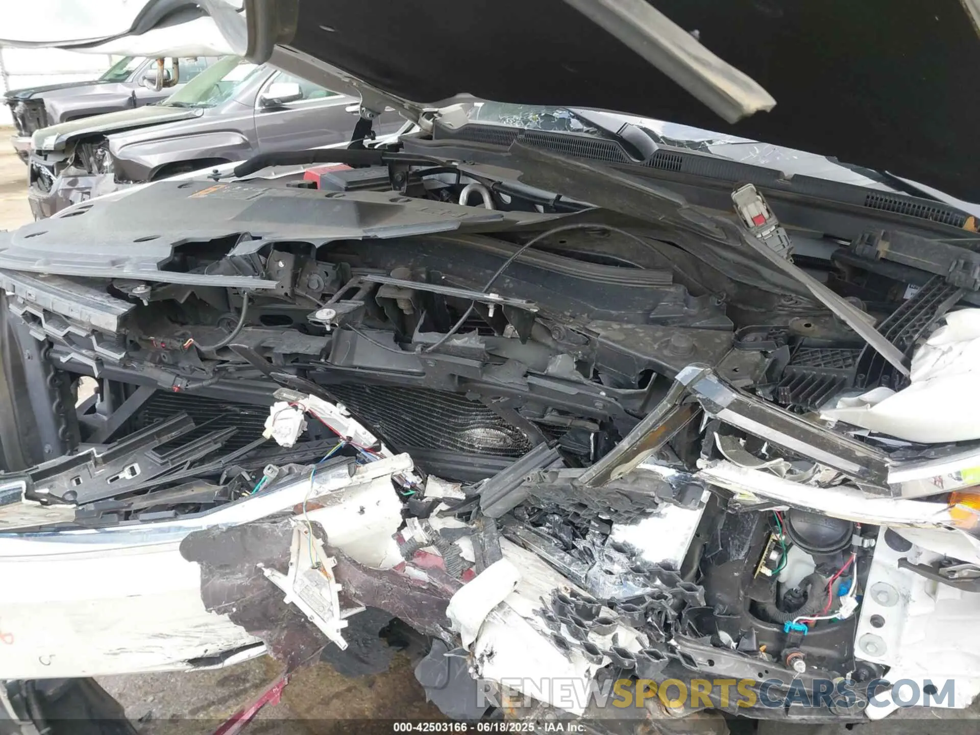 10 fotografías del automóvil dañado 1GNSKHKC0KR261336 CHEVROLET SUBURBAN 2019