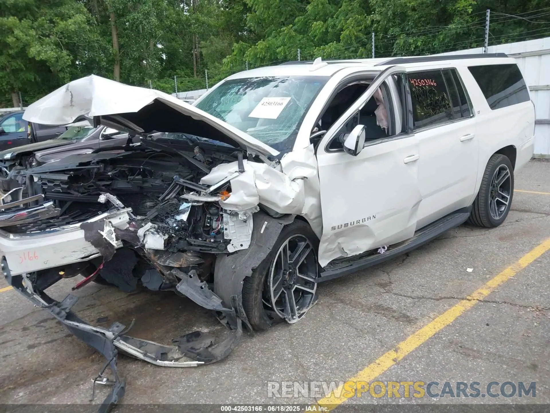 2 fotografías del automóvil dañado 1GNSKHKC0KR261336 CHEVROLET SUBURBAN 2019