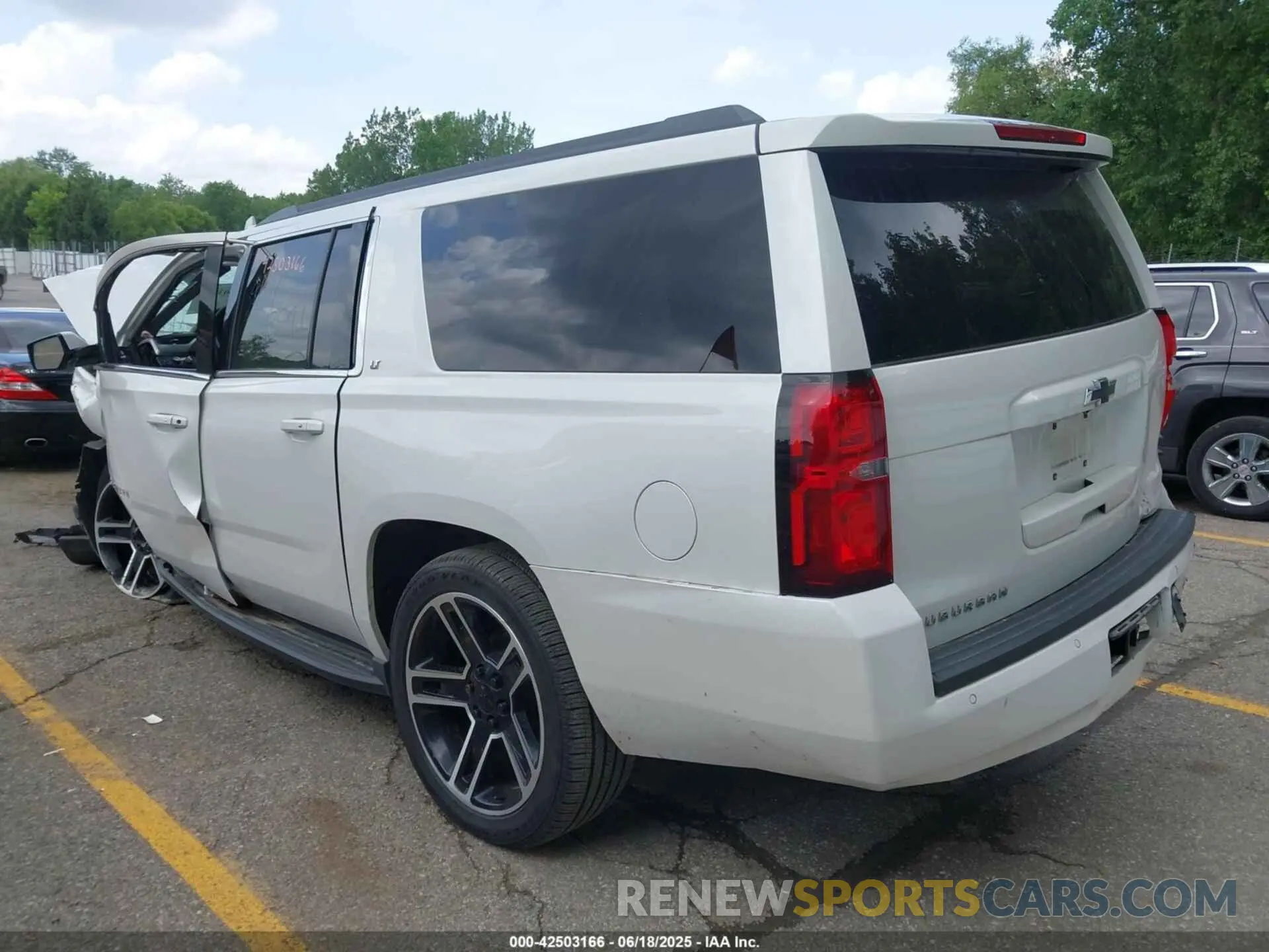 3 fotografías del automóvil dañado 1GNSKHKC0KR261336 CHEVROLET SUBURBAN 2019