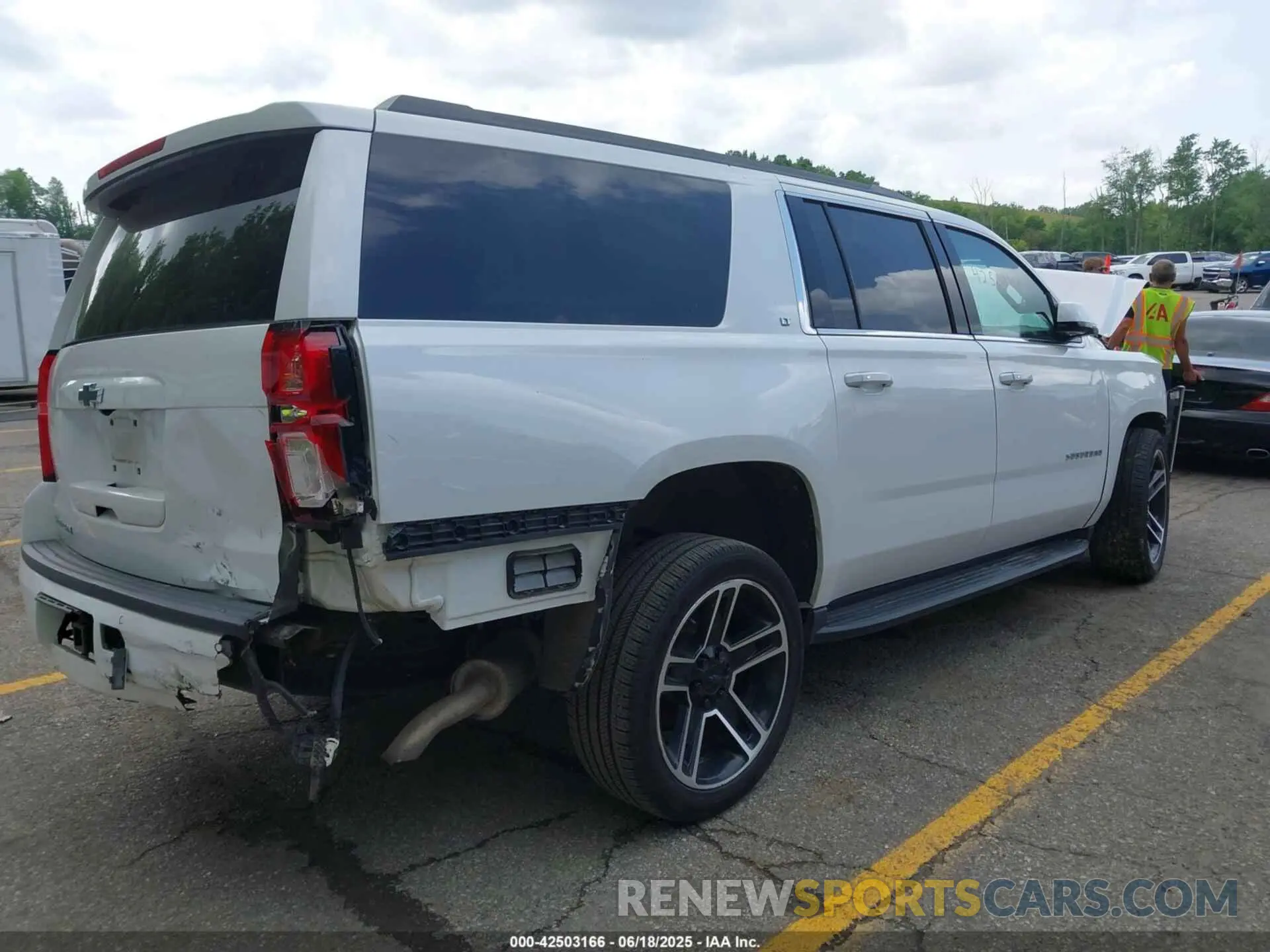 4 fotografías del automóvil dañado 1GNSKHKC0KR261336 CHEVROLET SUBURBAN 2019