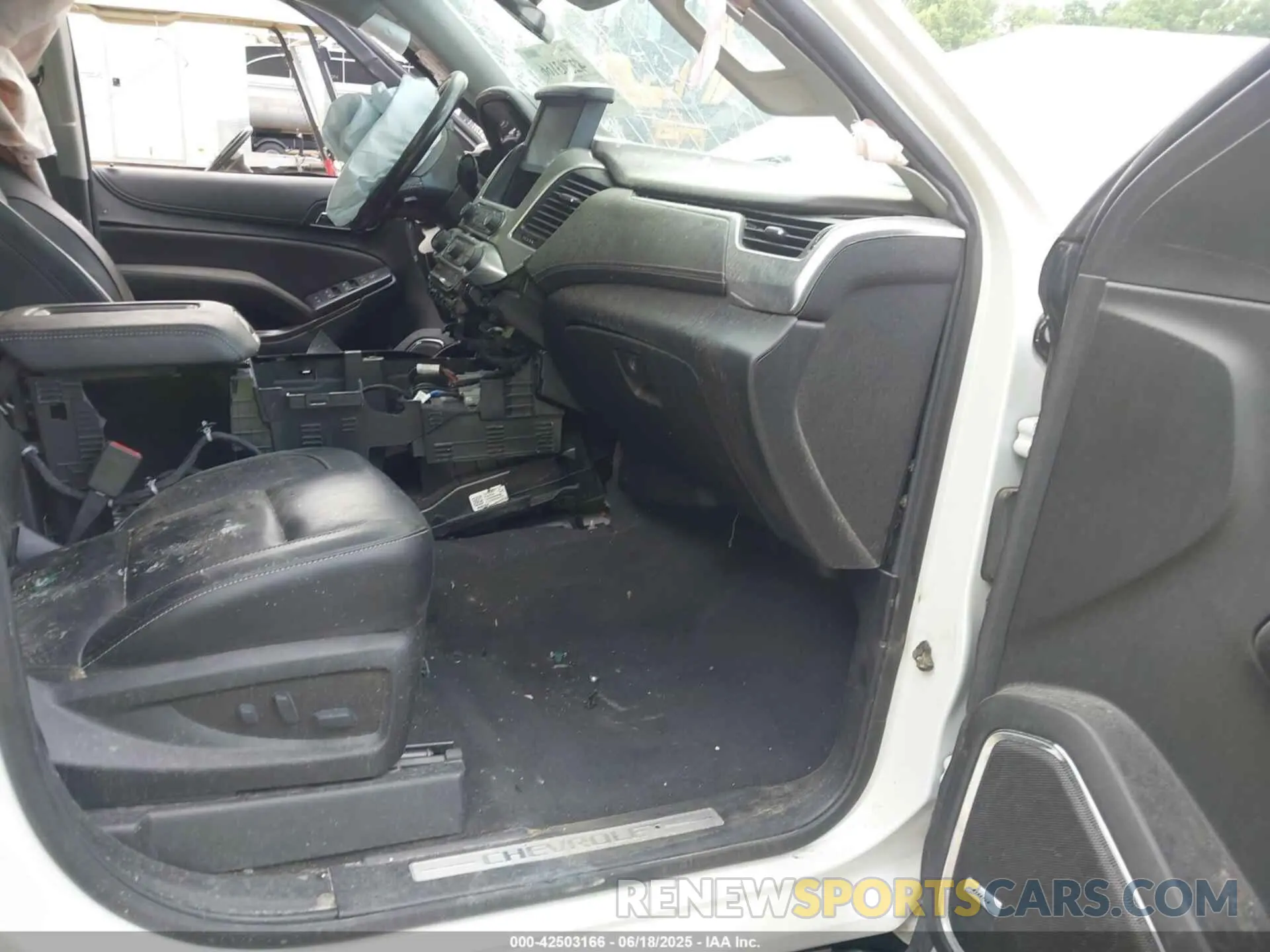5 fotografías del automóvil dañado 1GNSKHKC0KR261336 CHEVROLET SUBURBAN 2019