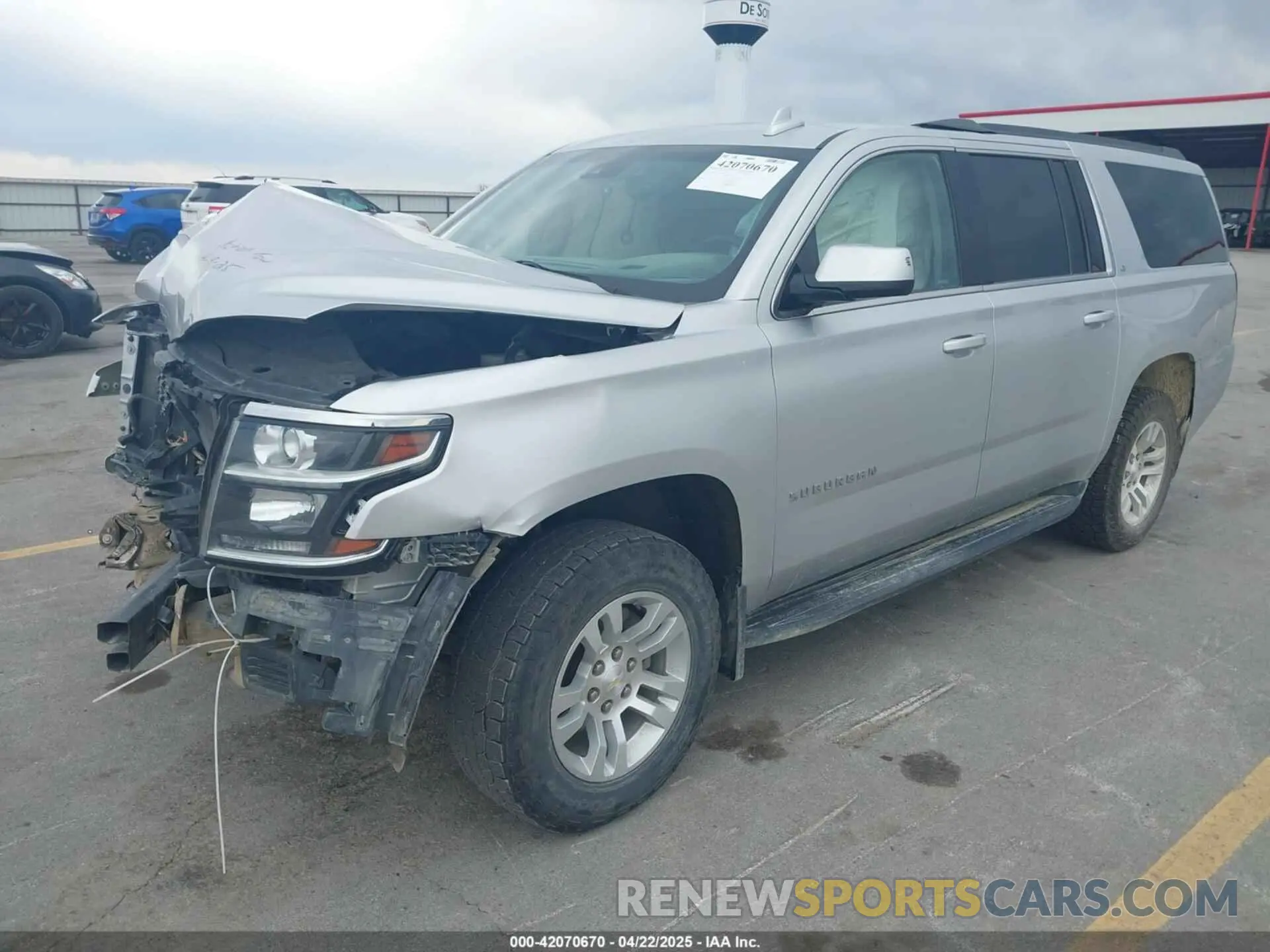 2 fotografías del automóvil dañado 1GNSKHKC1KR163061 CHEVROLET SUBURBAN 2019