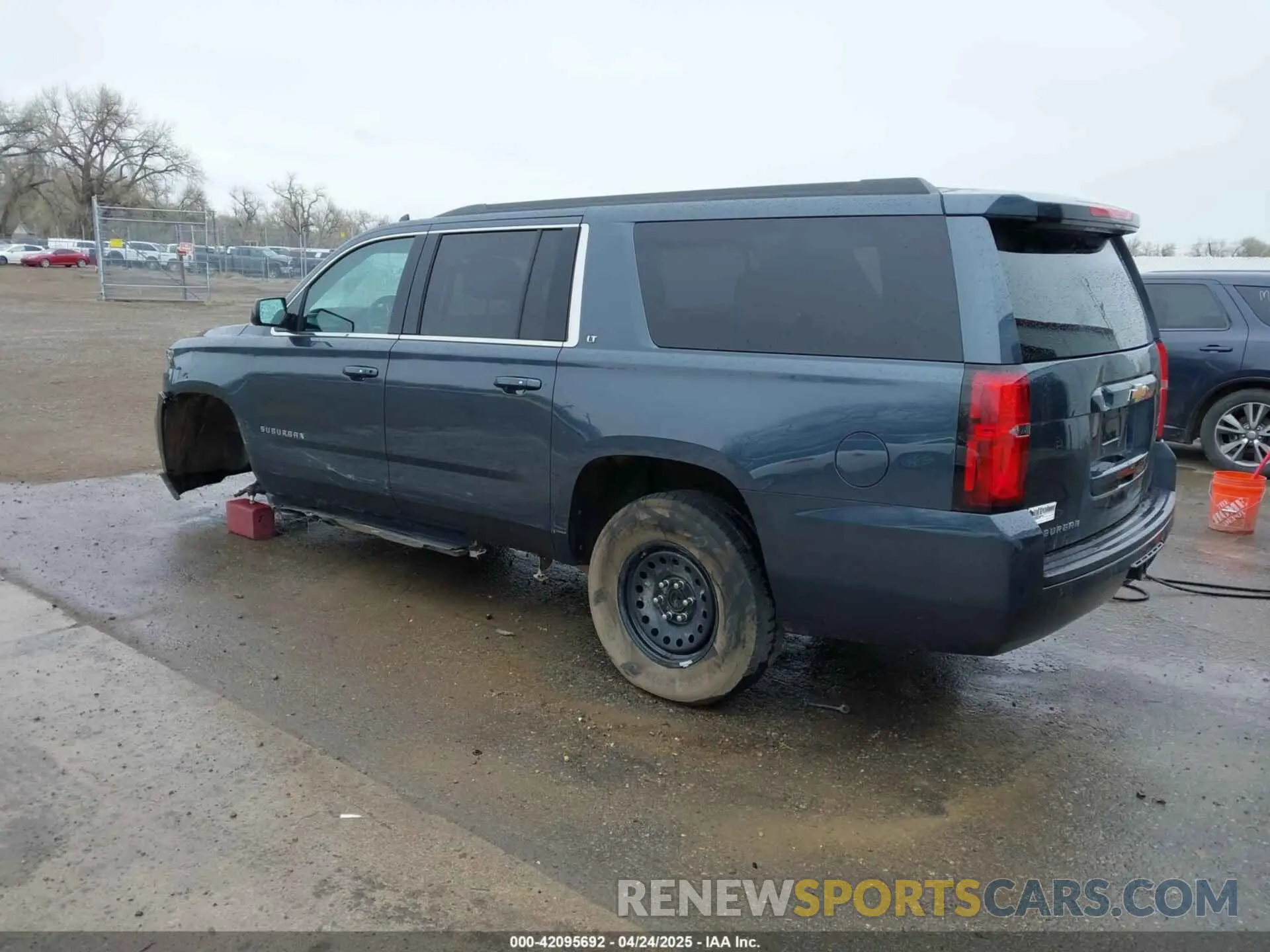 3 fotografías del automóvil dañado 1GNSKHKC1KR241449 CHEVROLET SUBURBAN 2019