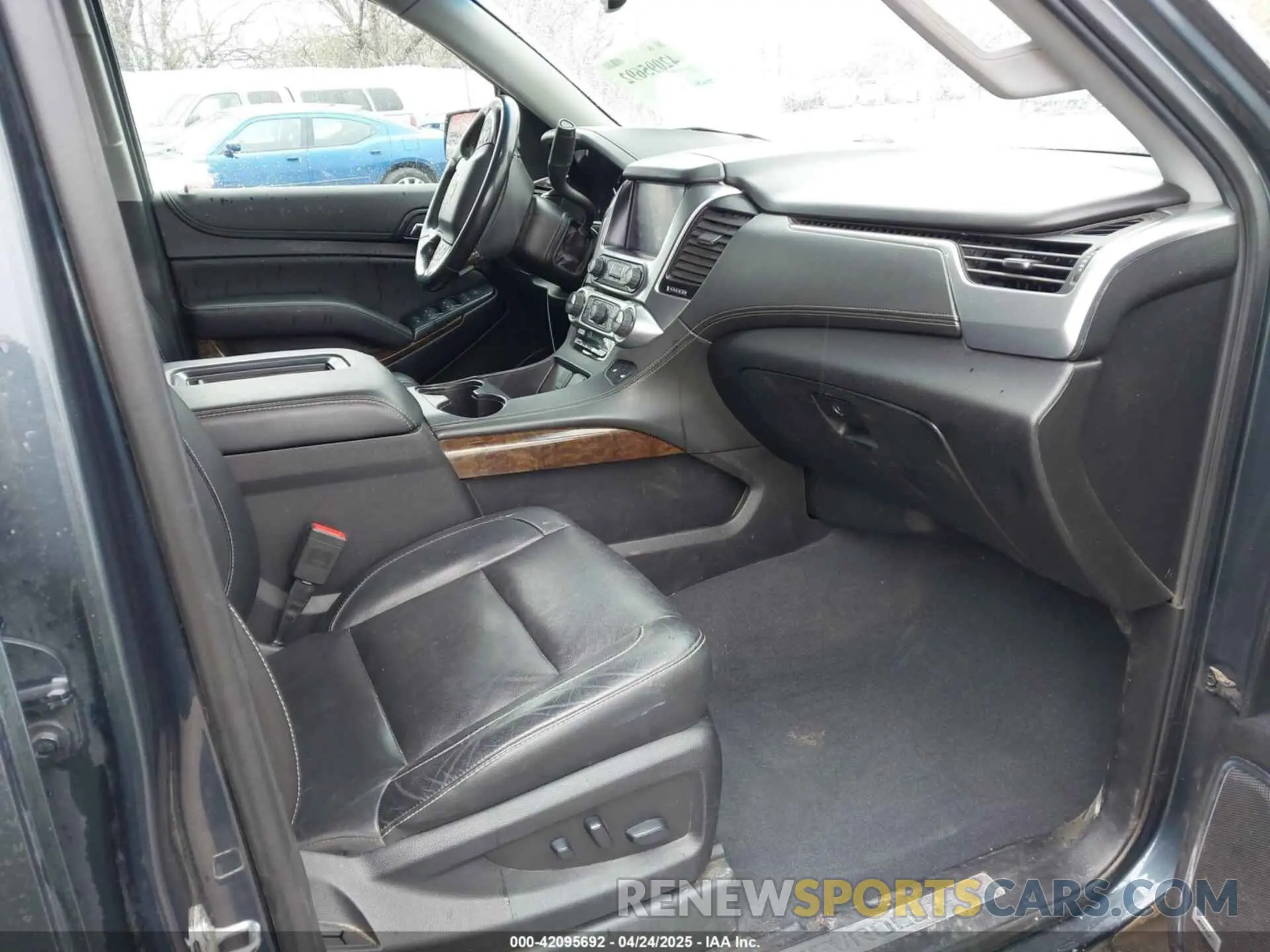 5 fotografías del automóvil dañado 1GNSKHKC1KR241449 CHEVROLET SUBURBAN 2019