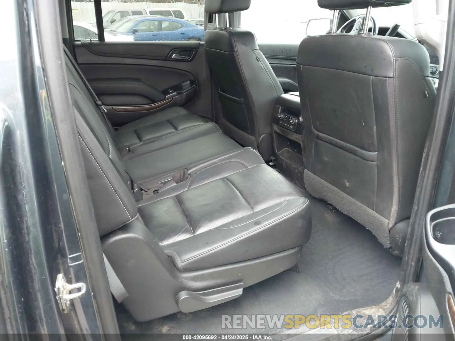 8 fotografías del automóvil dañado 1GNSKHKC1KR241449 CHEVROLET SUBURBAN 2019