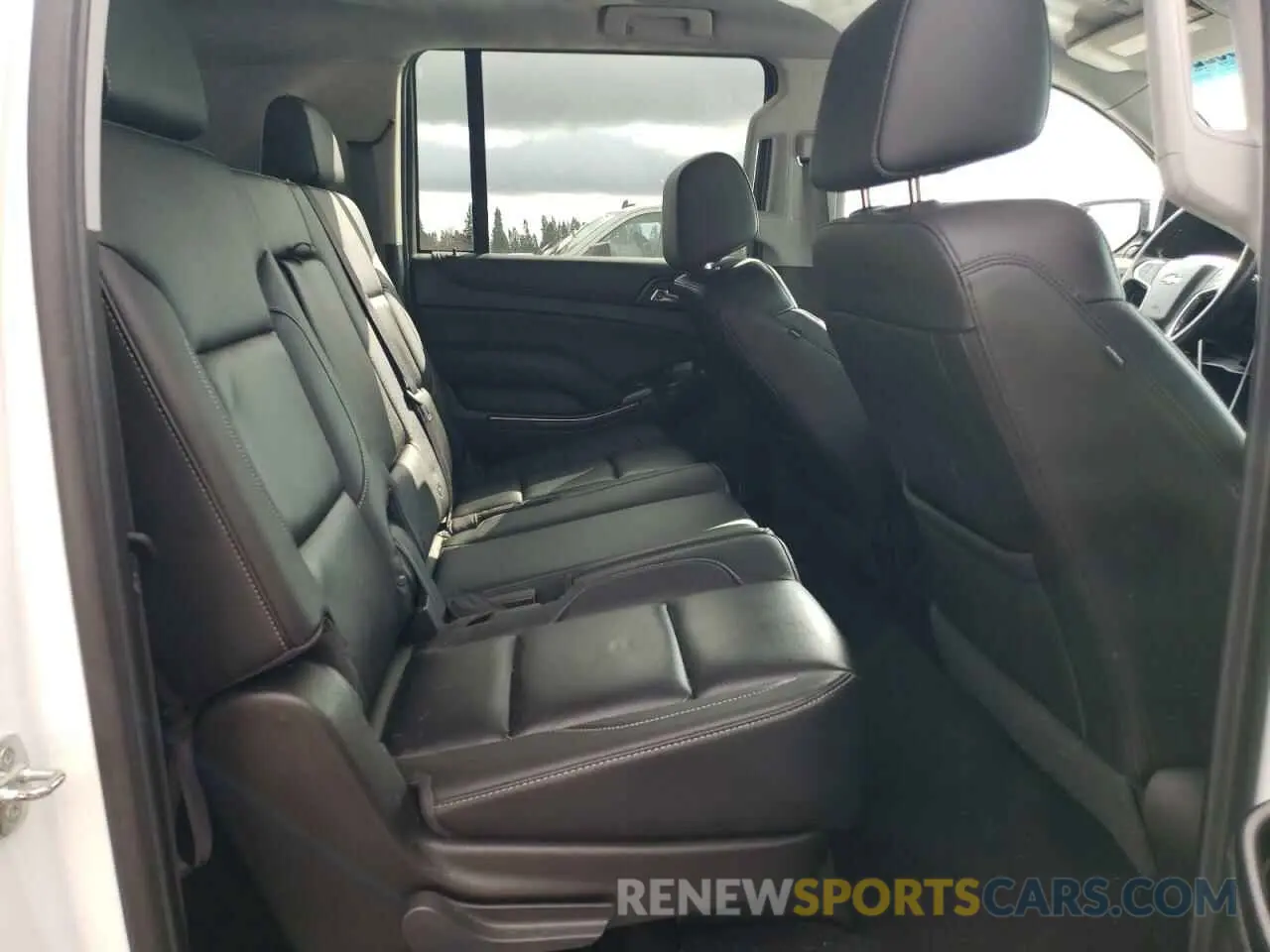 10 fotografías del automóvil dañado 1GNSKHKC2KR140923 CHEVROLET SUBURBAN 2019