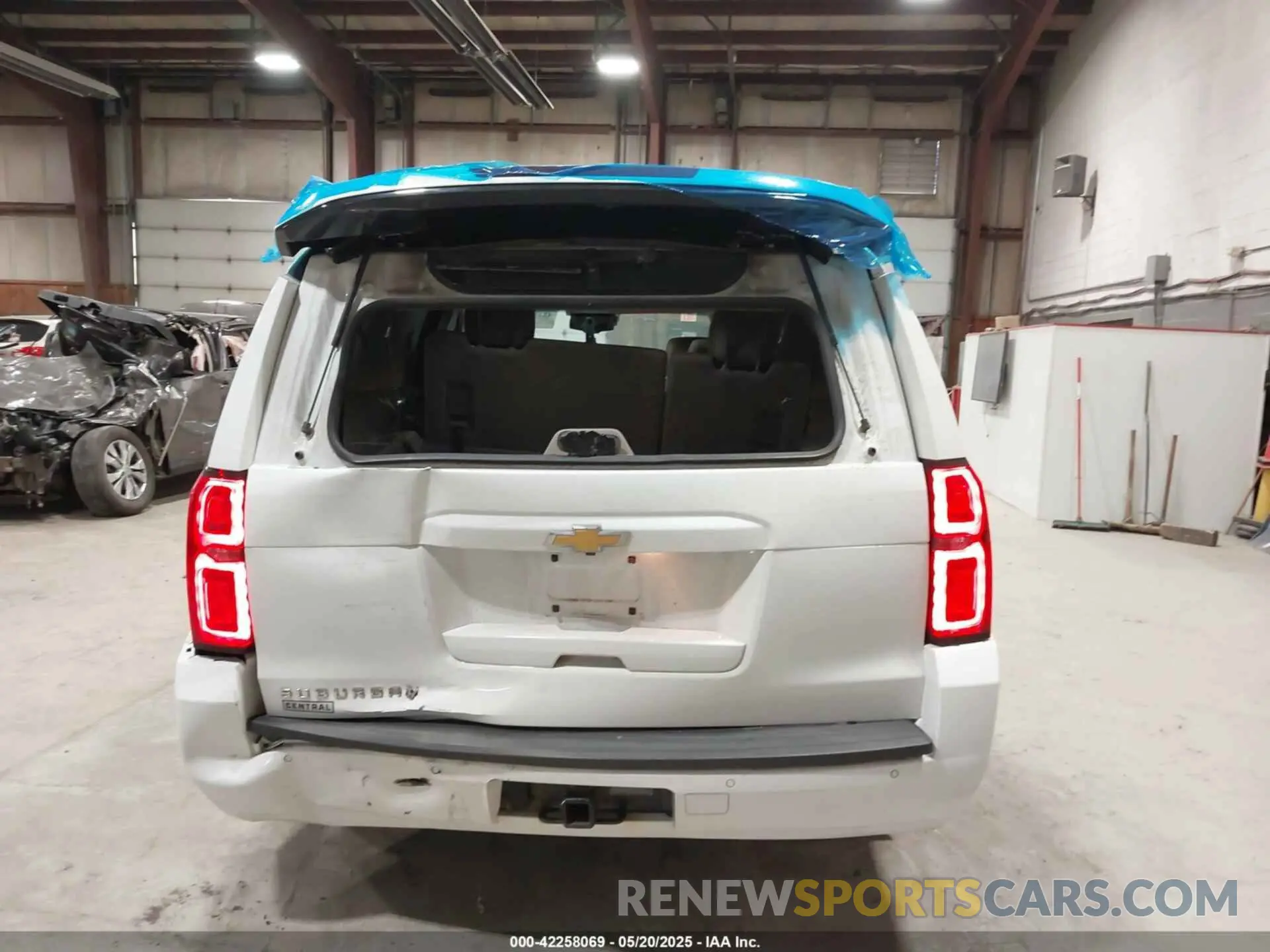 16 fotografías del automóvil dañado 1GNSKHKC2KR250273 CHEVROLET SUBURBAN 2019