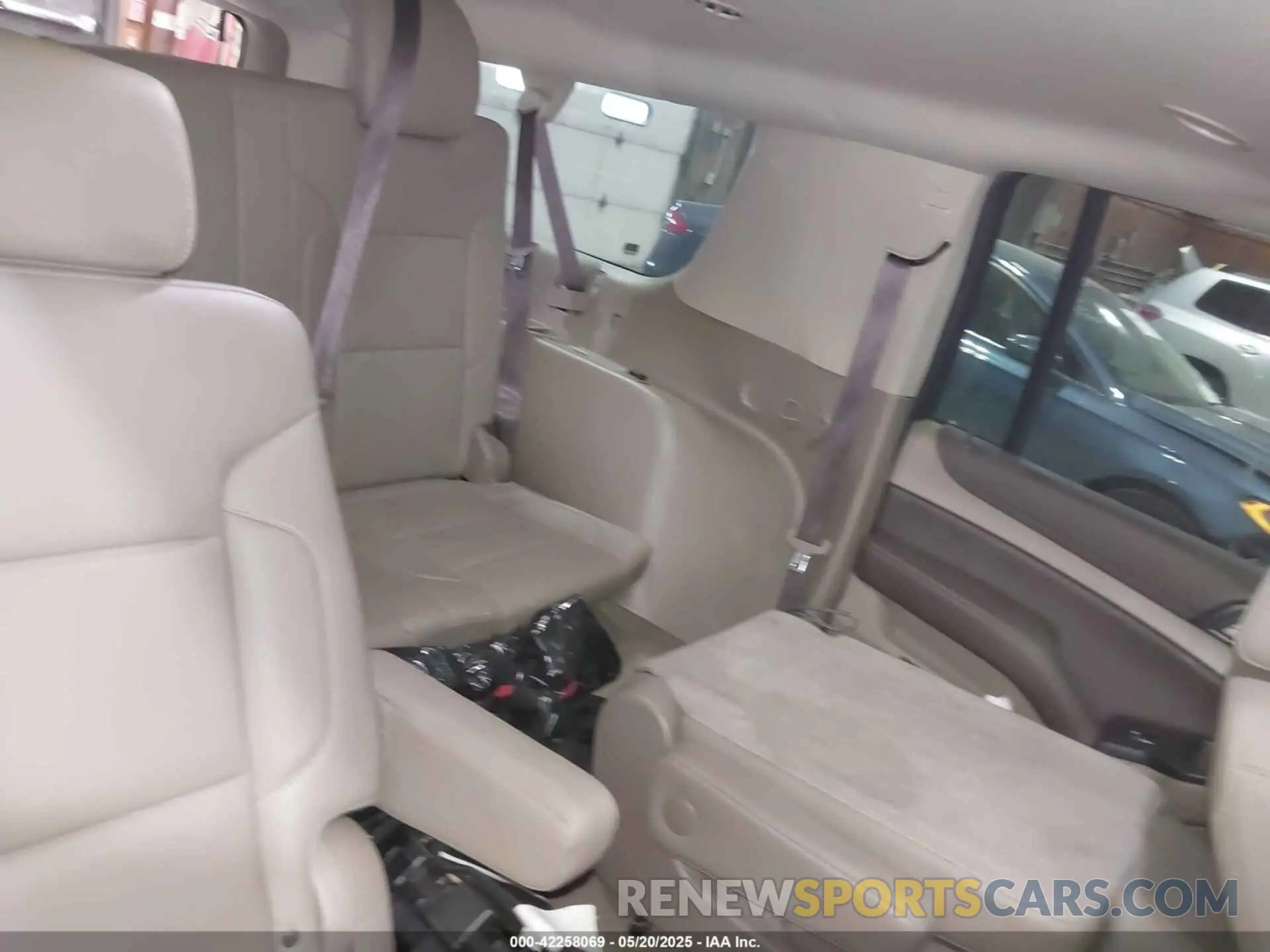 8 fotografías del automóvil dañado 1GNSKHKC2KR250273 CHEVROLET SUBURBAN 2019