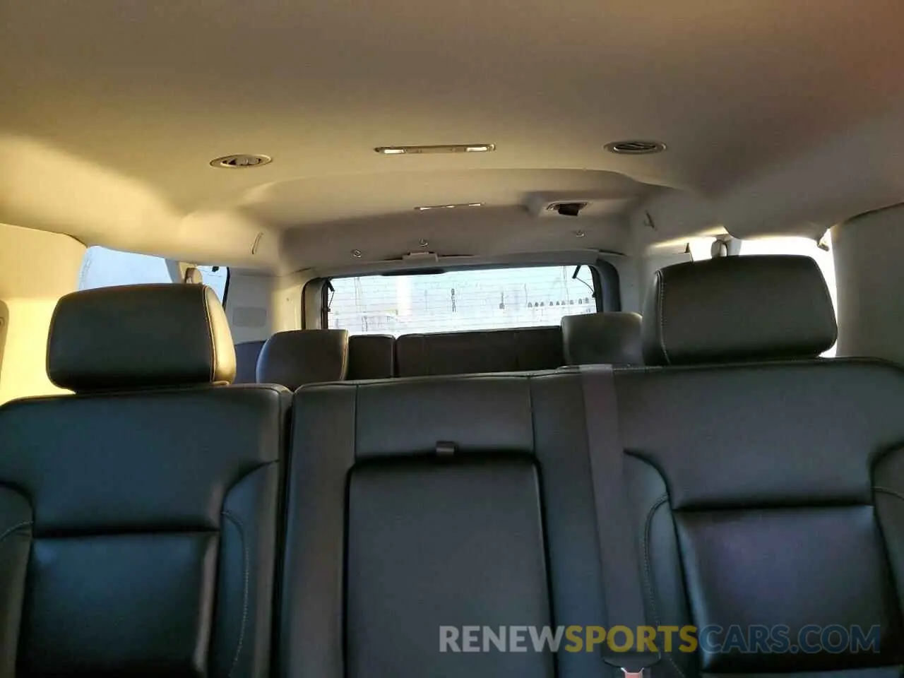 10 fotografías del automóvil dañado 1GNSKHKC2KR346694 CHEVROLET SUBURBAN 2019