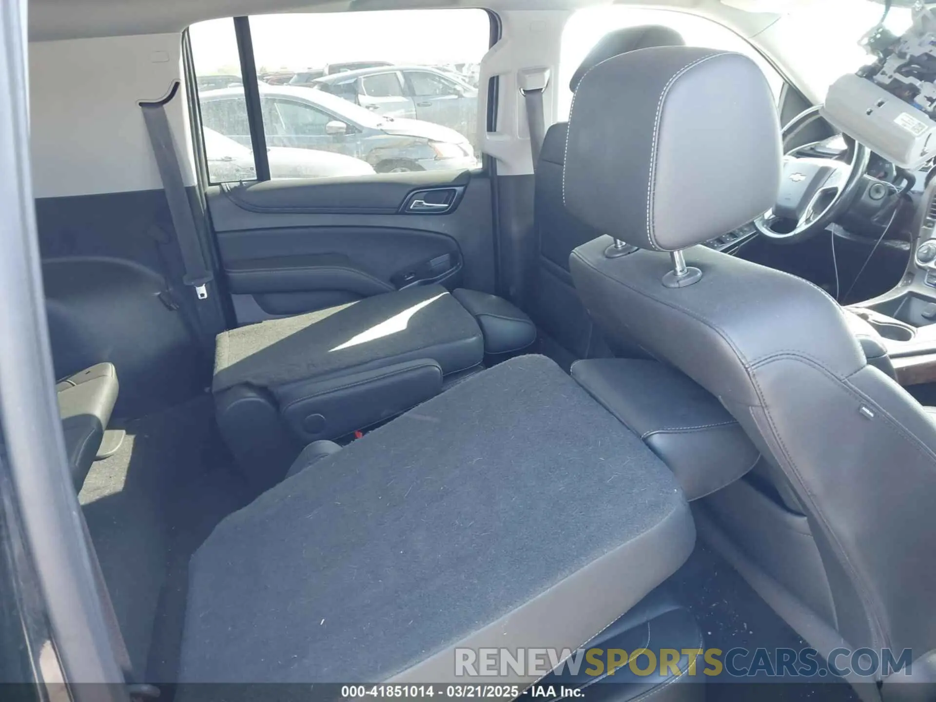 8 fotografías del automóvil dañado 1GNSKHKC3KR285095 CHEVROLET SUBURBAN 2019