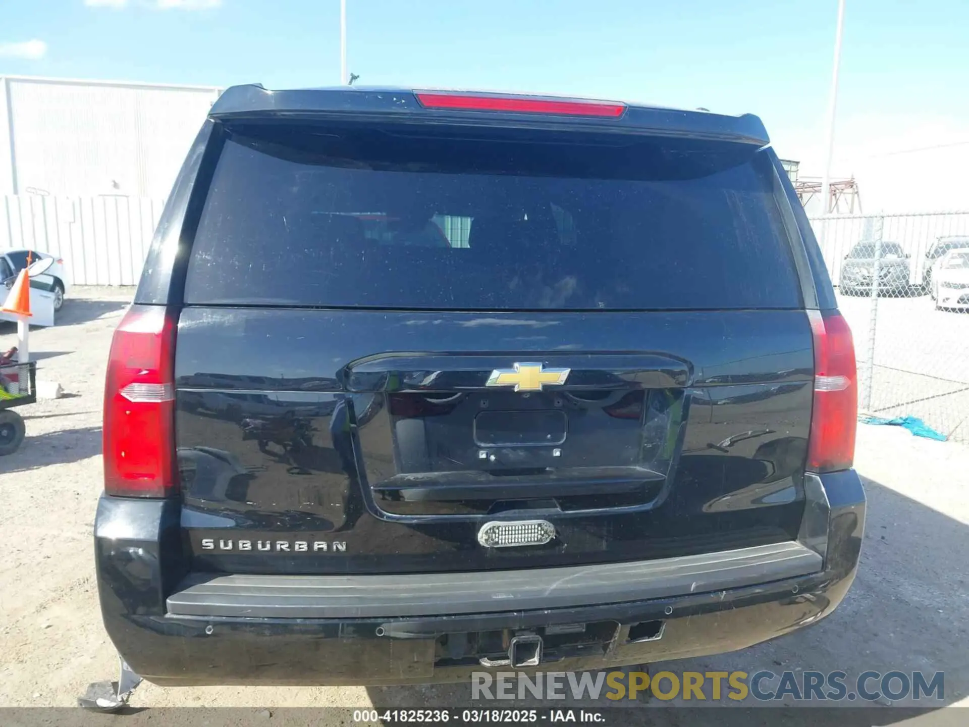 17 fotografías del automóvil dañado 1GNSKHKC3KR394785 CHEVROLET SUBURBAN 2019