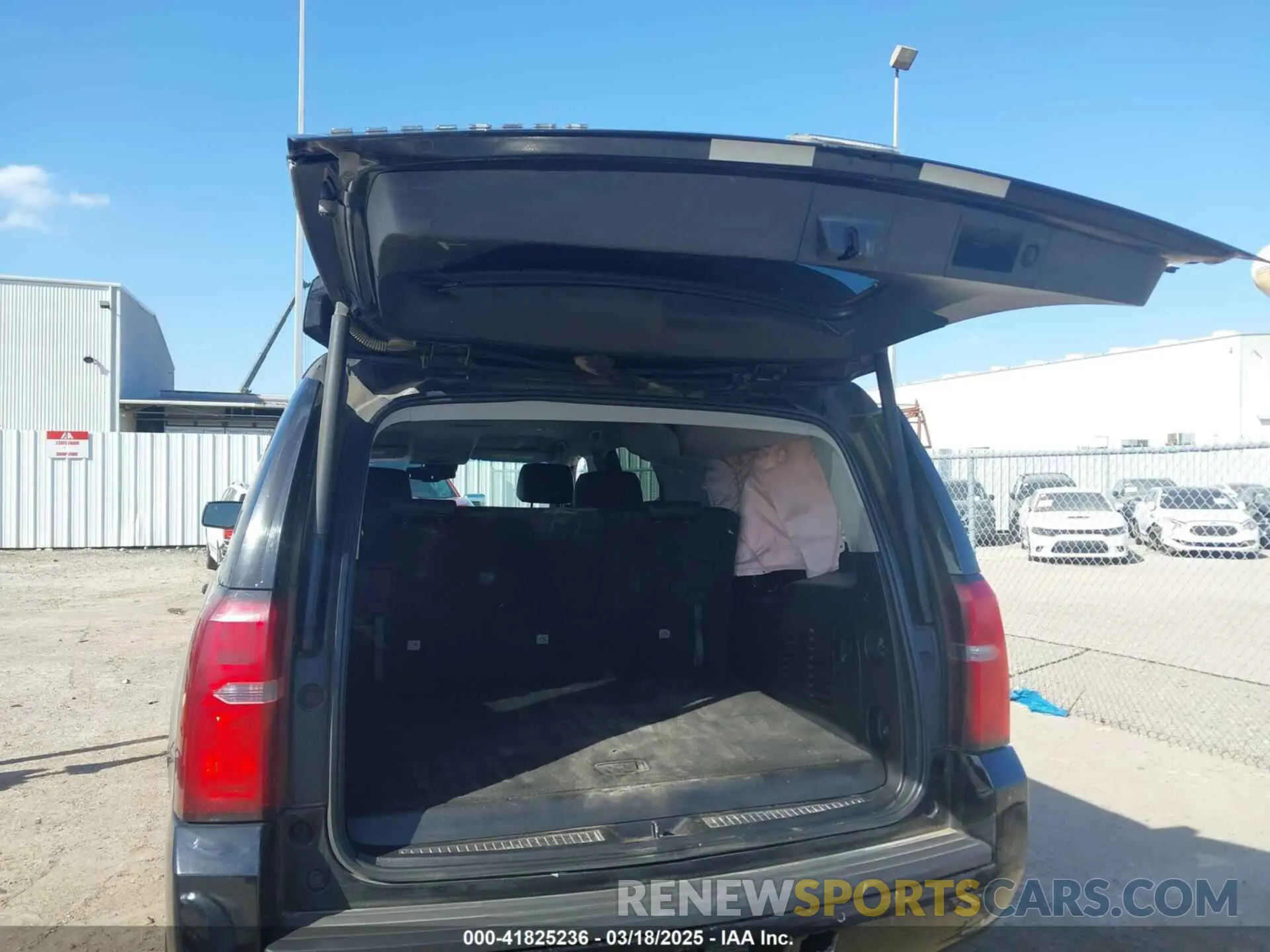 18 fotografías del automóvil dañado 1GNSKHKC3KR394785 CHEVROLET SUBURBAN 2019