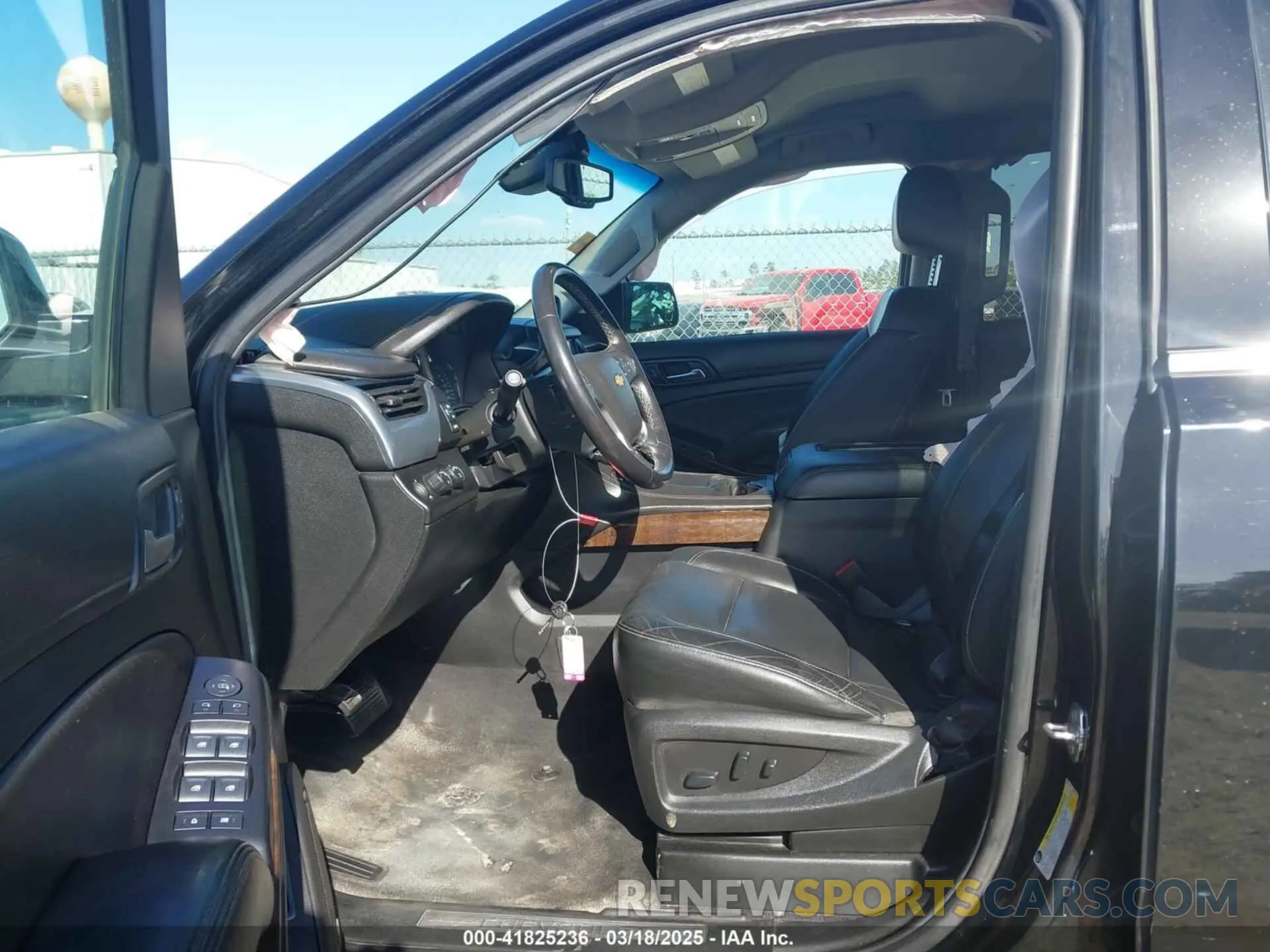 5 fotografías del automóvil dañado 1GNSKHKC3KR394785 CHEVROLET SUBURBAN 2019