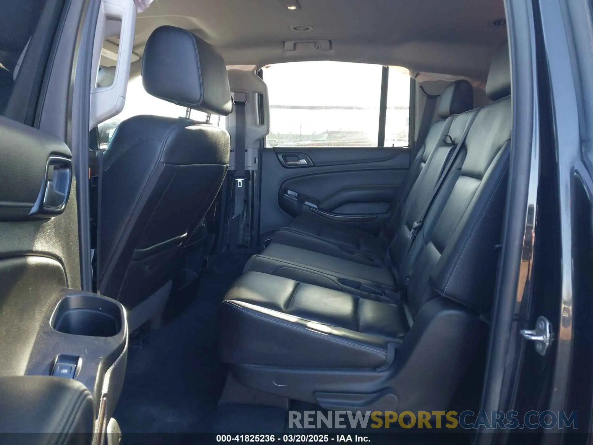 8 fotografías del automóvil dañado 1GNSKHKC3KR394785 CHEVROLET SUBURBAN 2019
