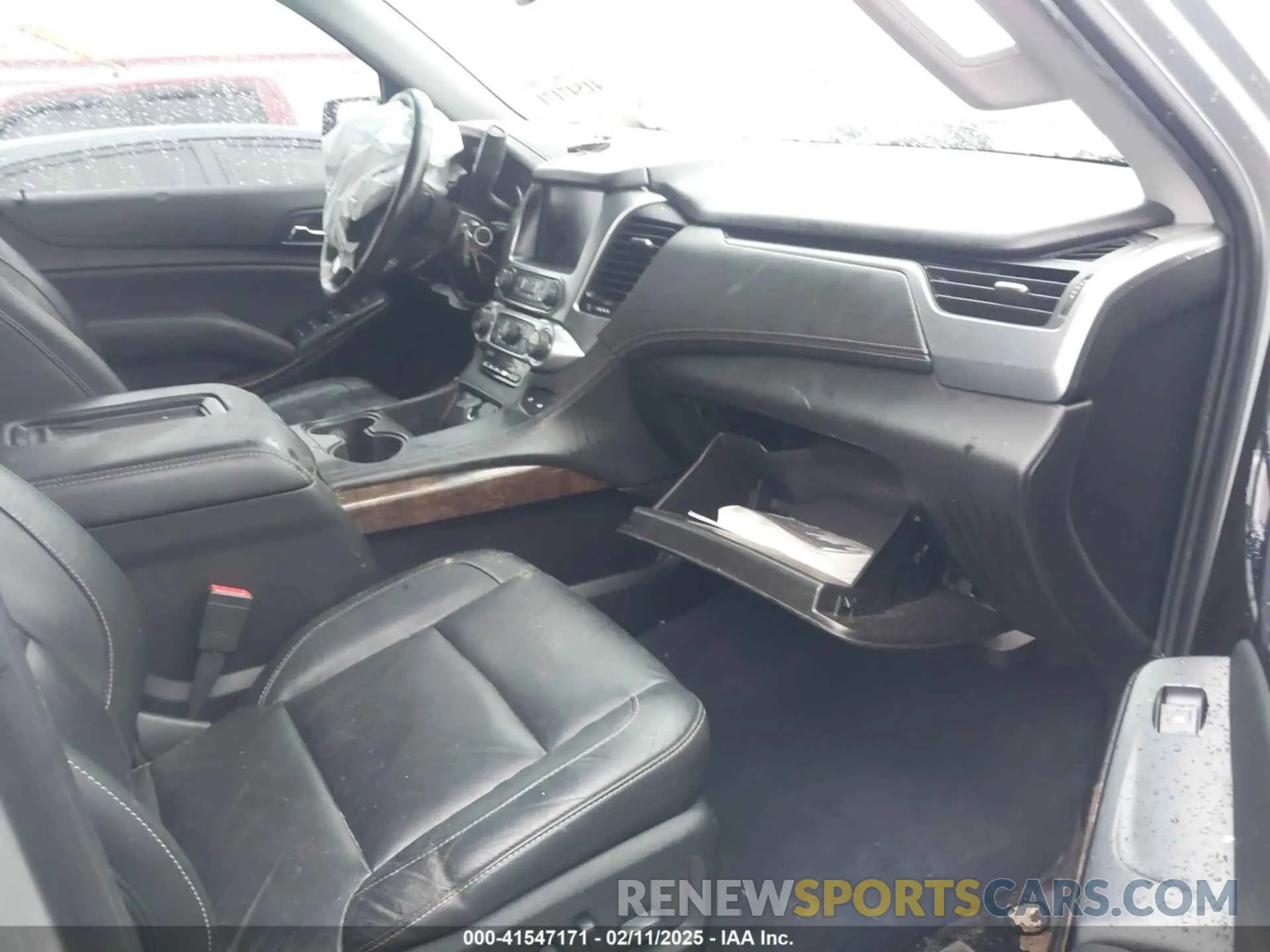 5 fotografías del automóvil dañado 1GNSKHKC6KR278755 CHEVROLET SUBURBAN 2019