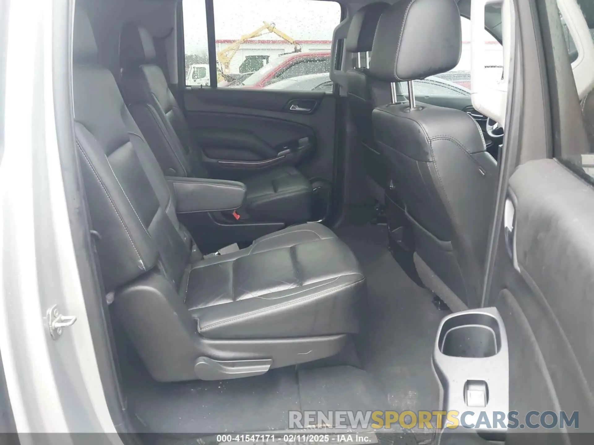 8 fotografías del automóvil dañado 1GNSKHKC6KR278755 CHEVROLET SUBURBAN 2019