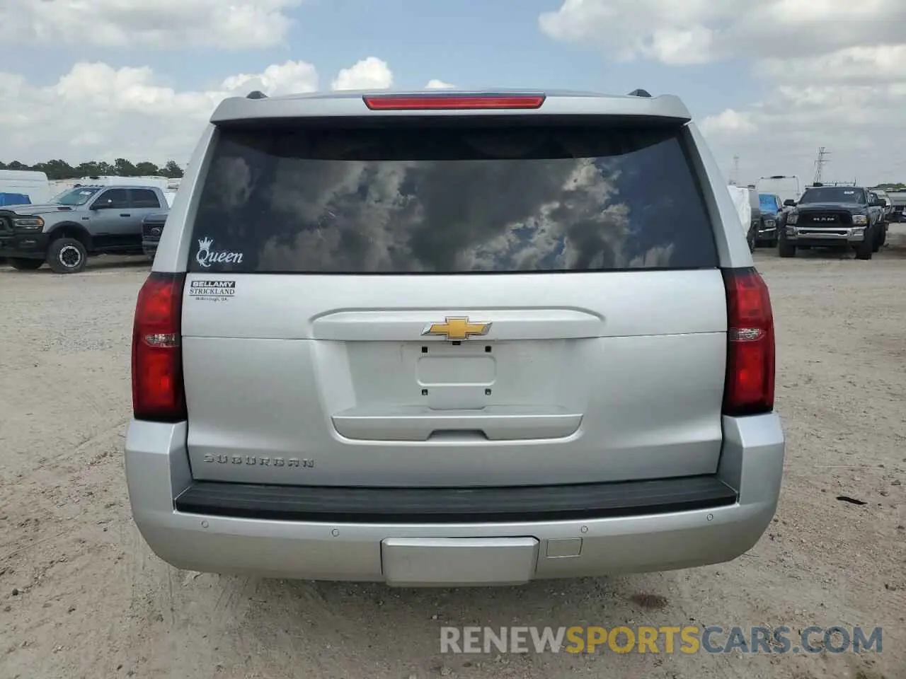 6 fotografías del automóvil dañado 1GNSKHKC6KR335214 CHEVROLET SUBURBAN 2019