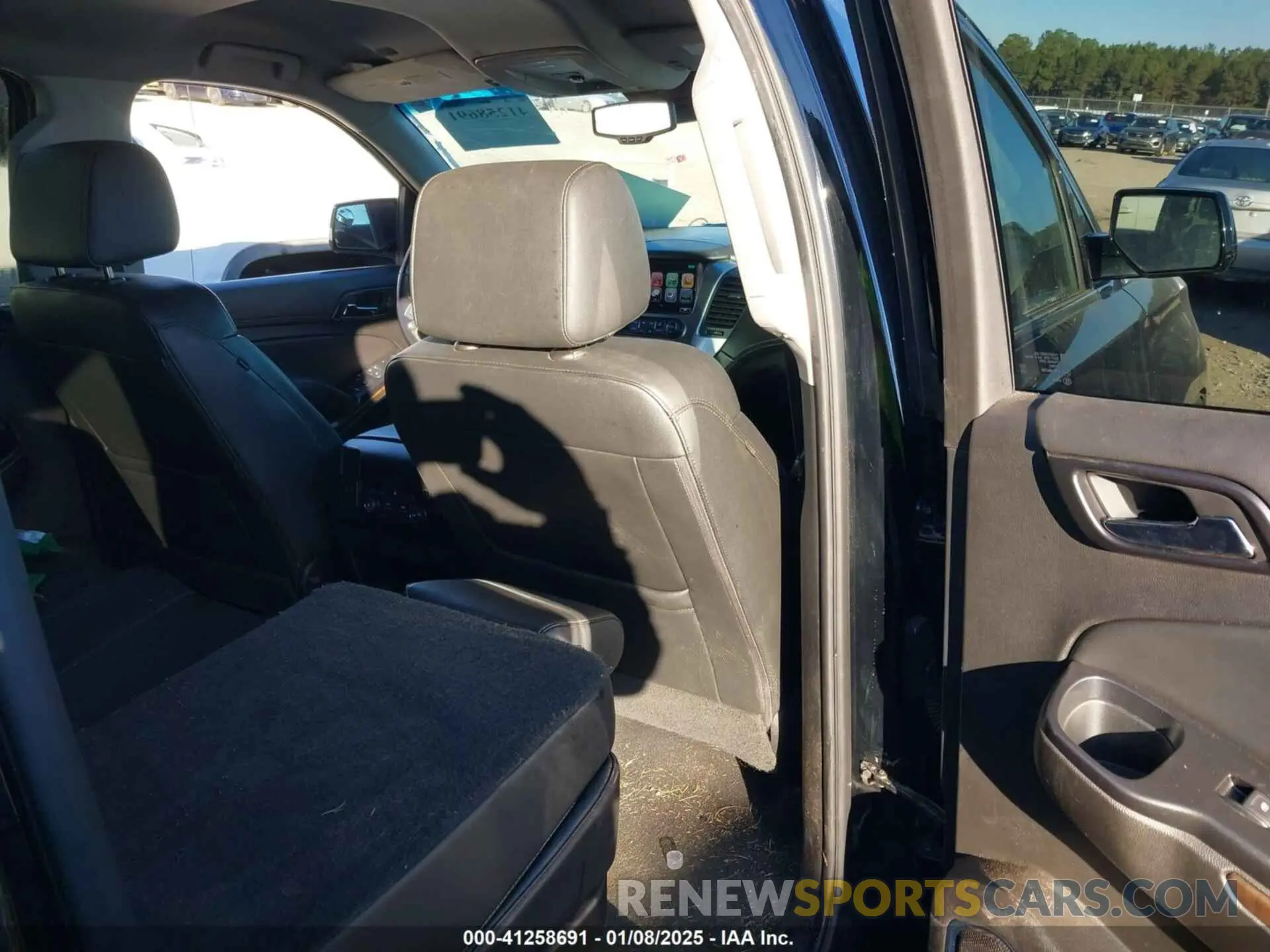 8 fotografías del automóvil dañado 1GNSKHKC7KR163906 CHEVROLET SUBURBAN 2019
