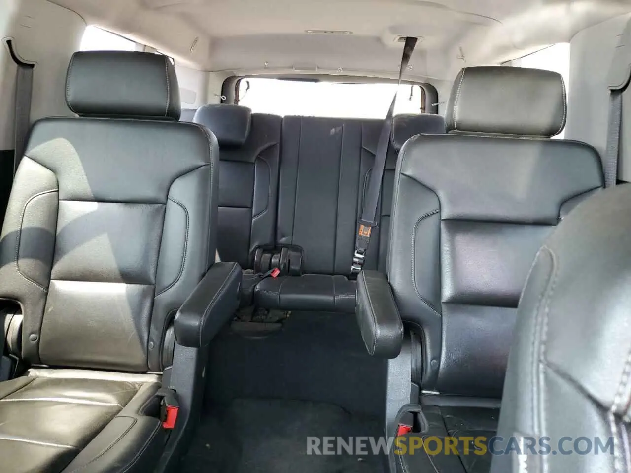 10 fotografías del automóvil dañado 1GNSKHKC7KR363099 CHEVROLET SUBURBAN 2019
