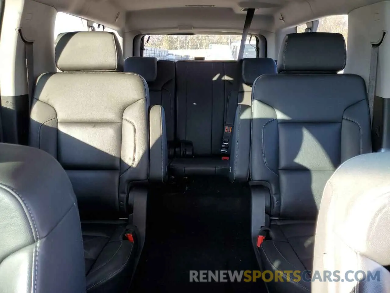 10 fotografías del automóvil dañado 1GNSKHKC8KR167205 CHEVROLET SUBURBAN 2019