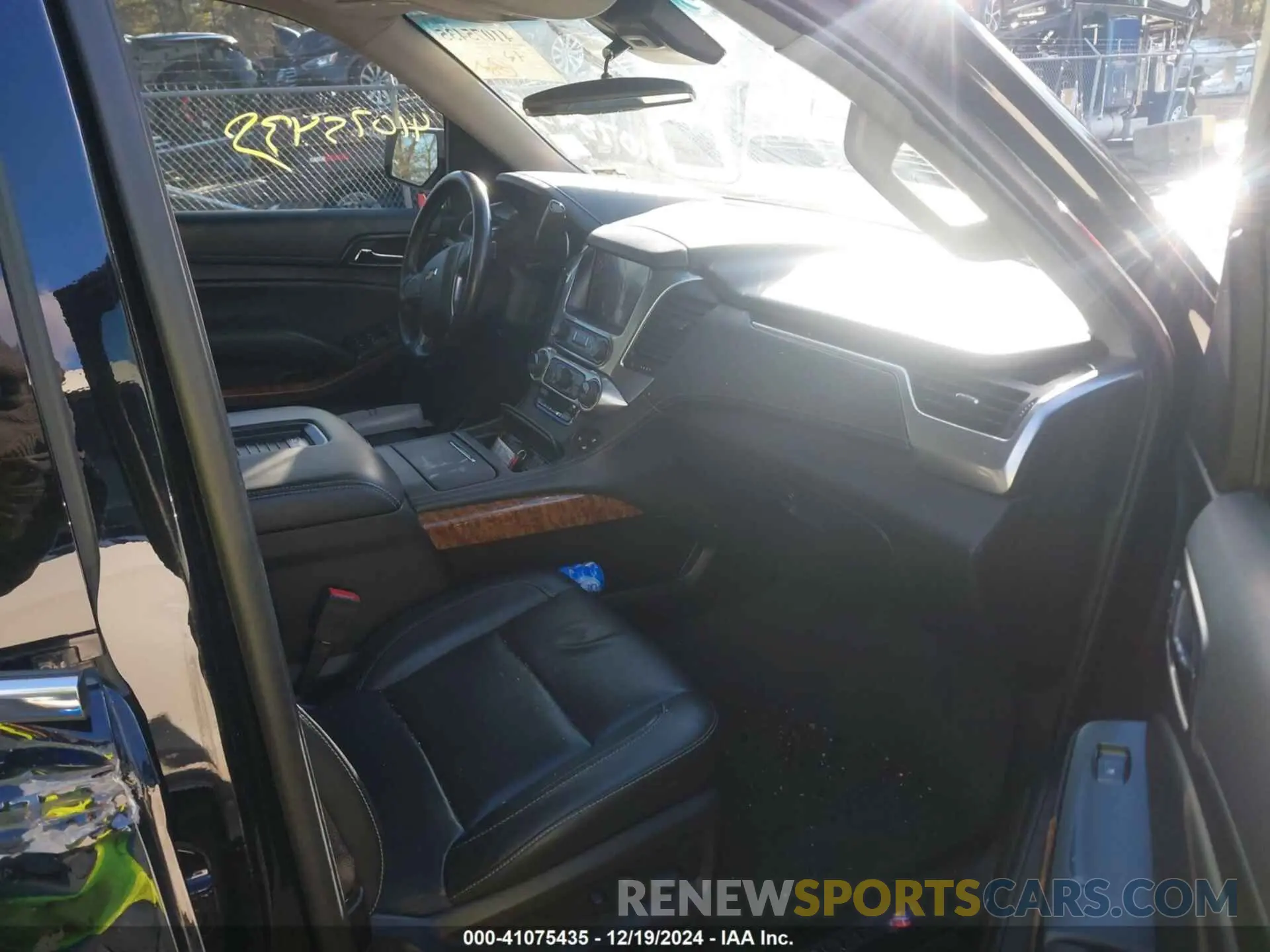 5 fotografías del automóvil dañado 1GNSKJKCXKR111502 CHEVROLET SUBURBAN 2019