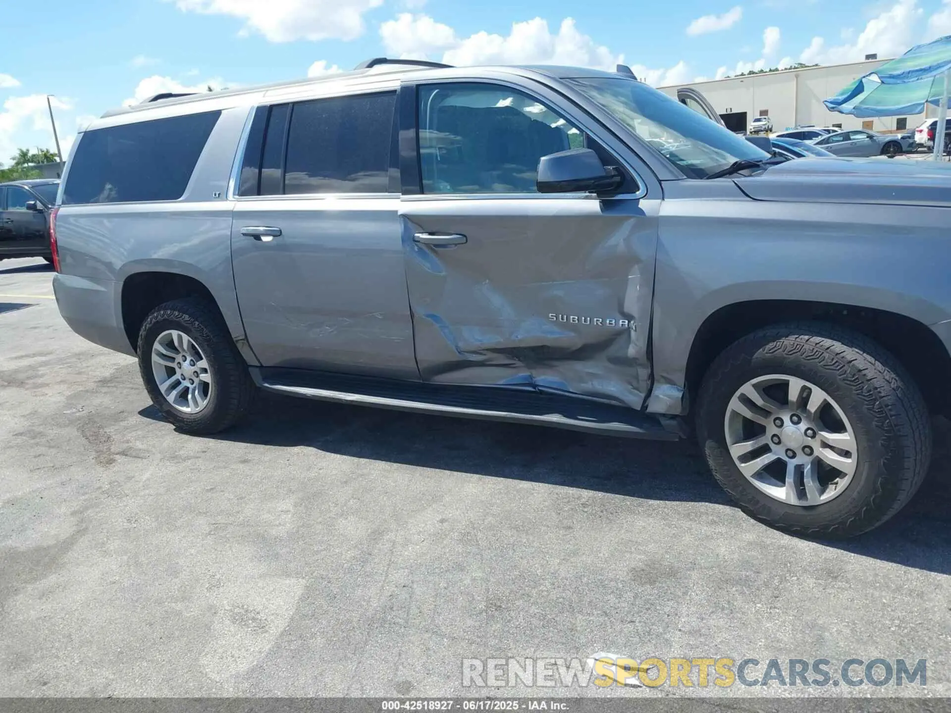 6 fotografías del automóvil dañado 1GNSCHKC4LR302047 CHEVROLET SUBURBAN 2020